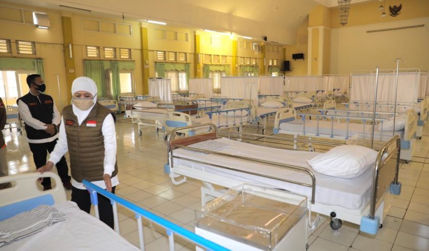 Gubernur Jatim Khofifah Indar Parawangsa saat meninjau RS Darurat Lapangan (RSDL) Indrapura, Surabaya. 