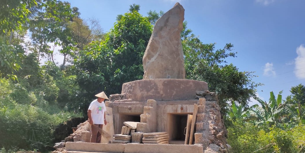 Tugu batu yang dibangun gotong royong masyarakat di Curug Go'ong, Desa Cisantana, Kecamatan Cigugur, Kabupaten Kuningan.