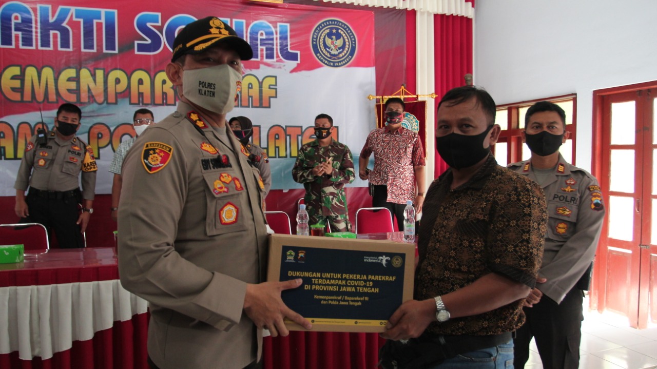 Kapolres Klaten AKB Edy Suranta Sitepu menyerahkan secara simbolis bantuan sembako kepada warga terdampak covid-19 di Klaten.