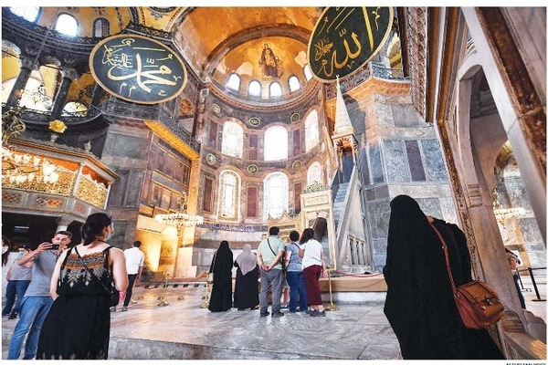 Sejumlah turis mengunjungi bagian dalam Museum Hagia Sophia di Istanbul, Turki, Jumat (10/7).  