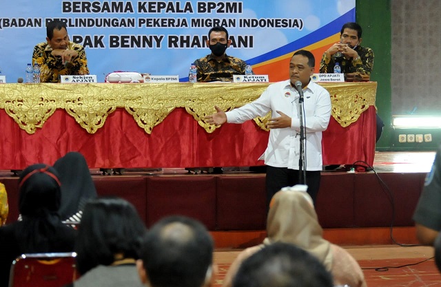  Kepala BP2MI Benny Rhamdani (baju putih) memaparkan pentingnya pedoman kenormalan baru untuk PMI.
