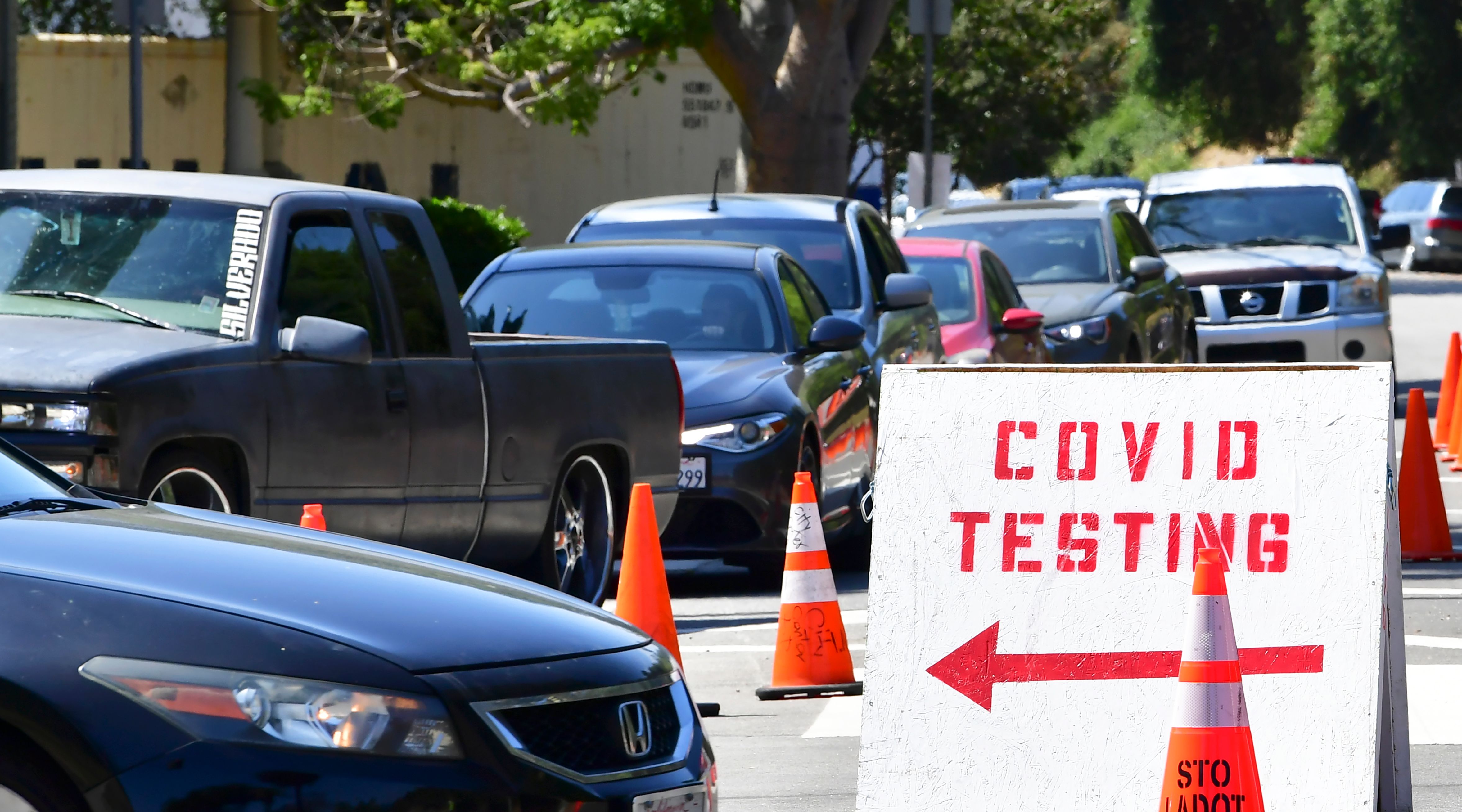 Pengendara mengantre untuk tes covid-19 di Stadion Dodger, California.