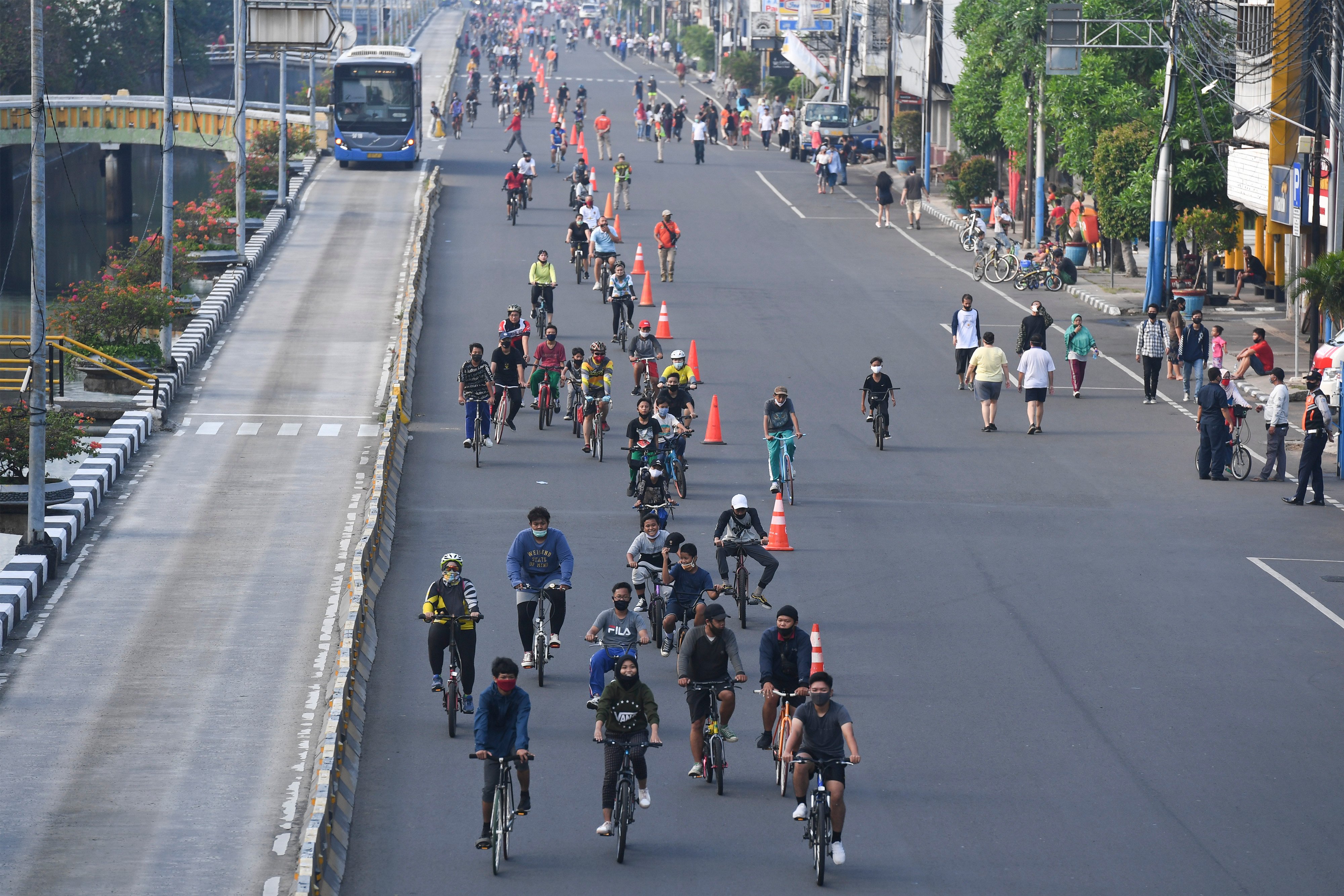 Warga berolahraga saat Hari Bebas Kendaraan Bermotor (HBKB) atau Car Free Day (CFD) di Jalan Gajah Mada, Jakarta, Minggu (5/7)