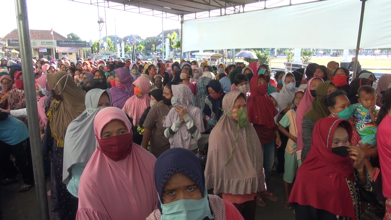 Warga yang mengantre kupon di Kota Tegal, Kamis (23/7).