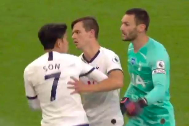 Son Heung-min harus dipisahkan oleh rekannya sesama pemain Spurs setelah terlibat bentrok dengan Hugo Lloris
