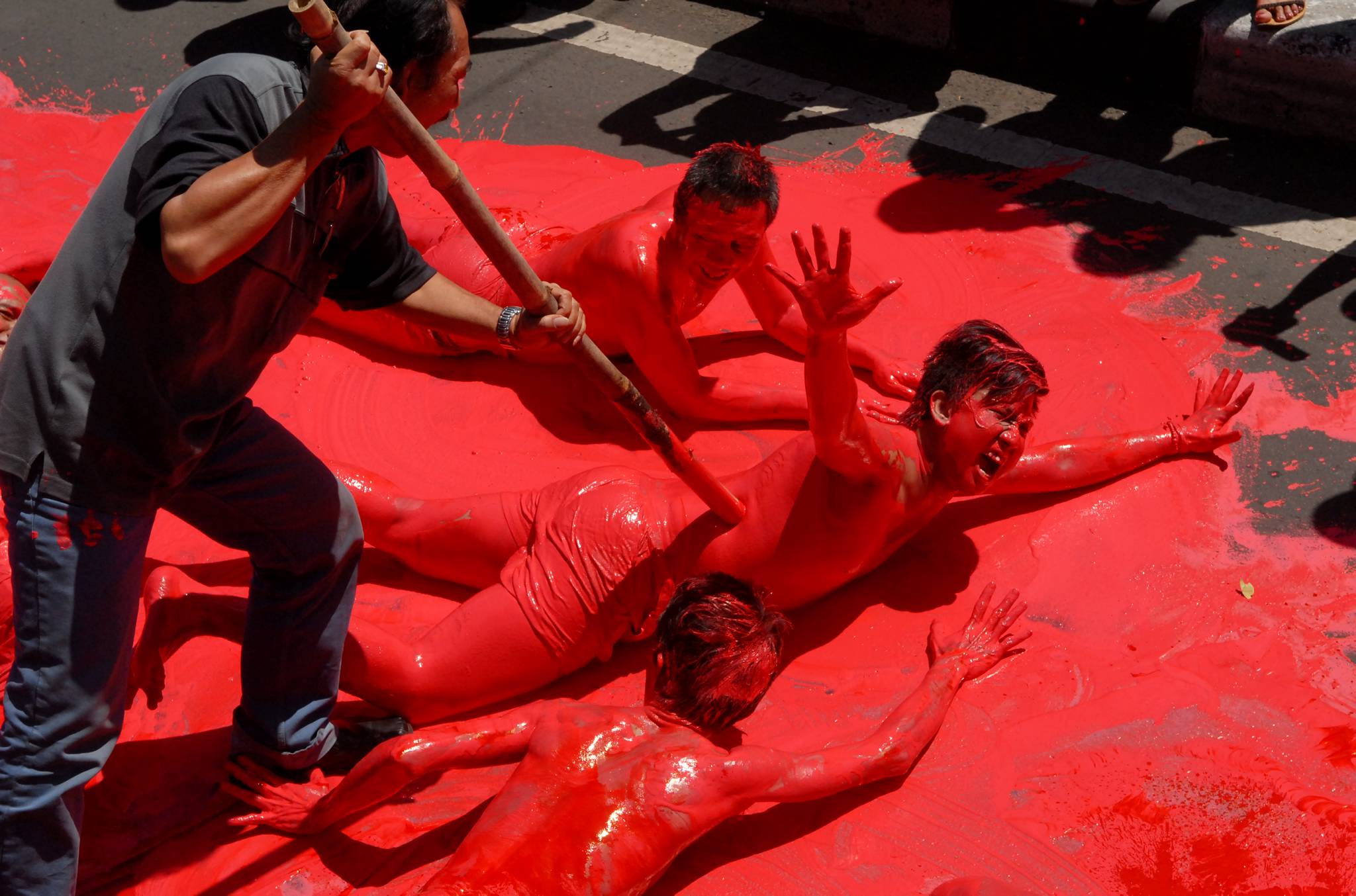 PERINGATAN 27 JULI: Aksi teatrikal memperingati tragedi 27 Juli di Jalan Diponegoro 58, Menteng, Jakarta Pusat, Senin (27/7/2009). 