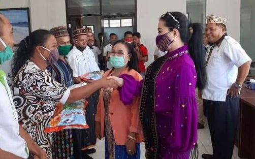 Anggota Komisi IV DPR RI Julie Sutrisno Laiskodat (kanan) menyerahkan bantuan pada petani Manggarai Timur