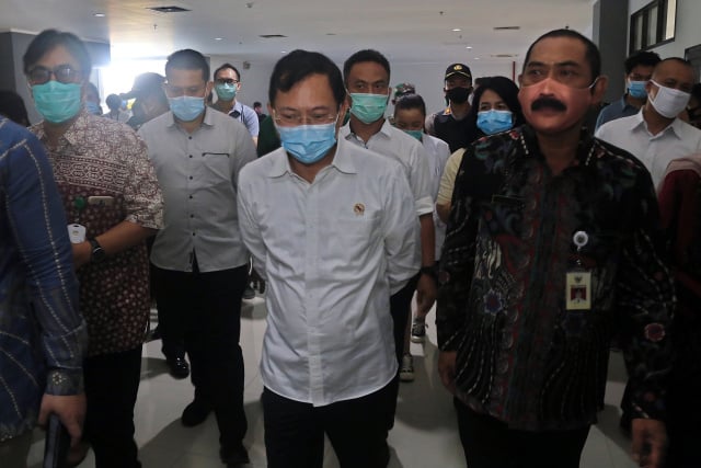 Menkes Terawan (kedua dari kiri) dan Wali Kota Solo FX Hadi Rudyatmo di RSUD Bung Karno 