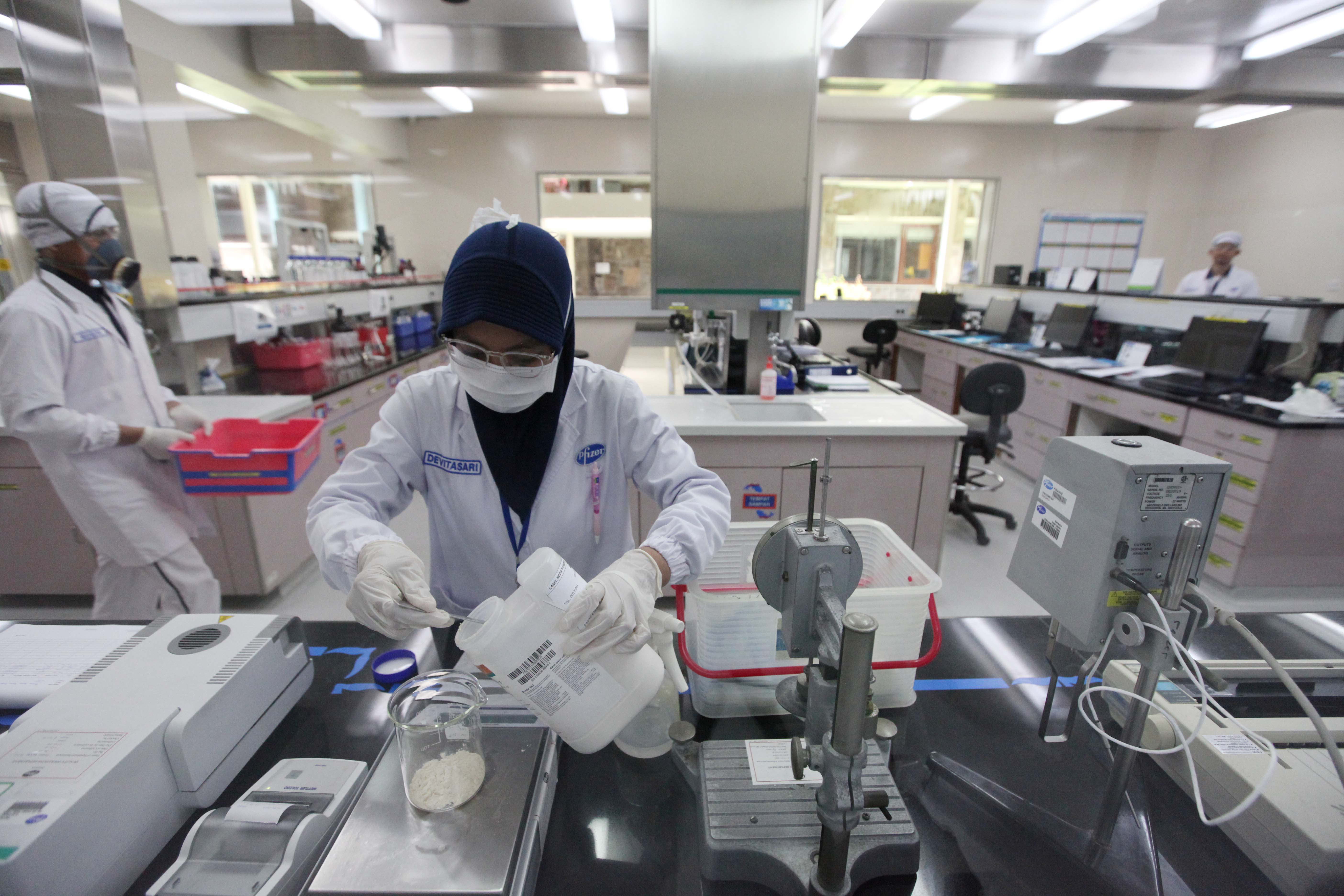 Pekerja melakukan proses produksi obat di pabrik Pzifer Indonesia.