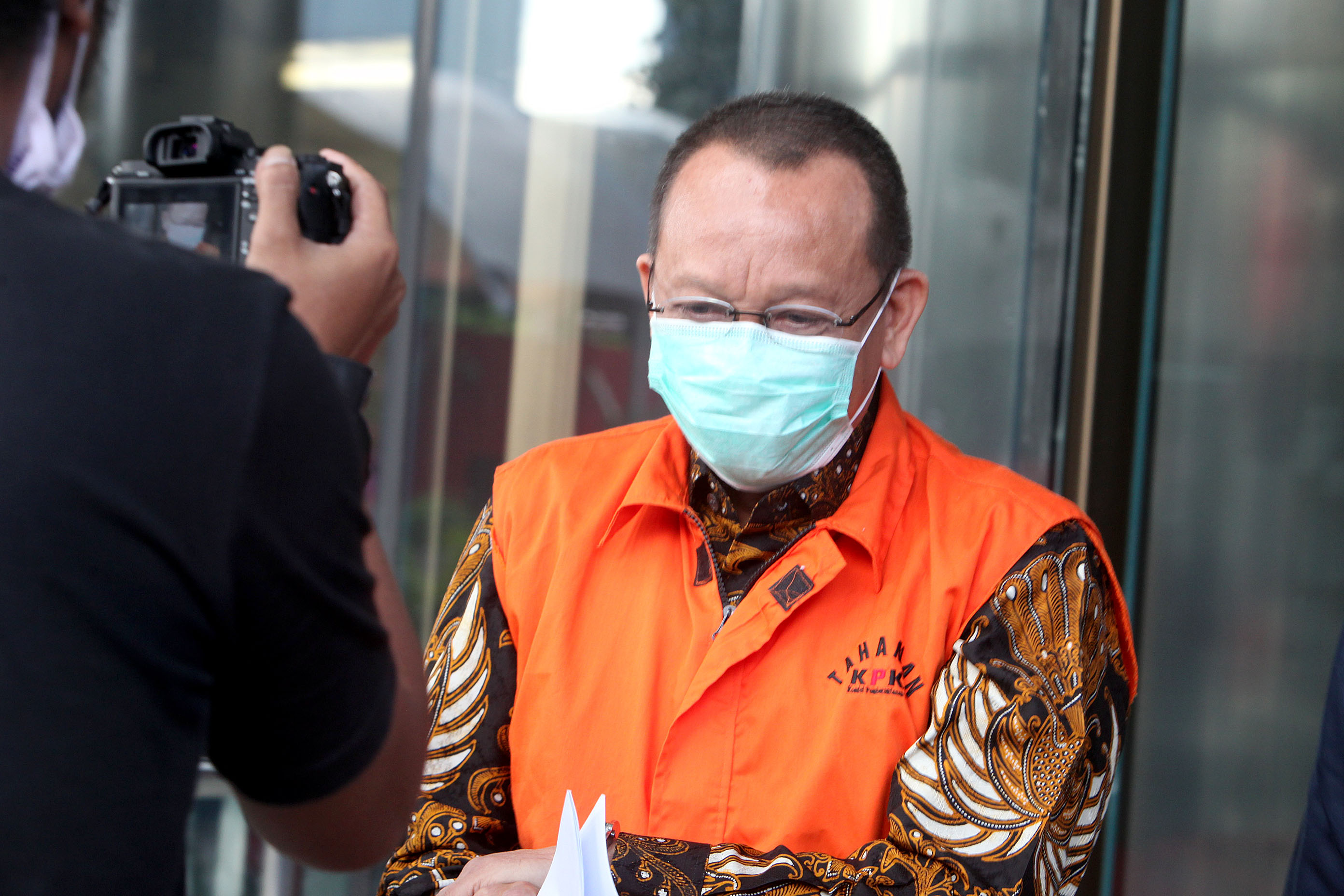 Mantan Sekretaris MA Nurhadi seusai menjalani pemeriksaan di gedung KPK.