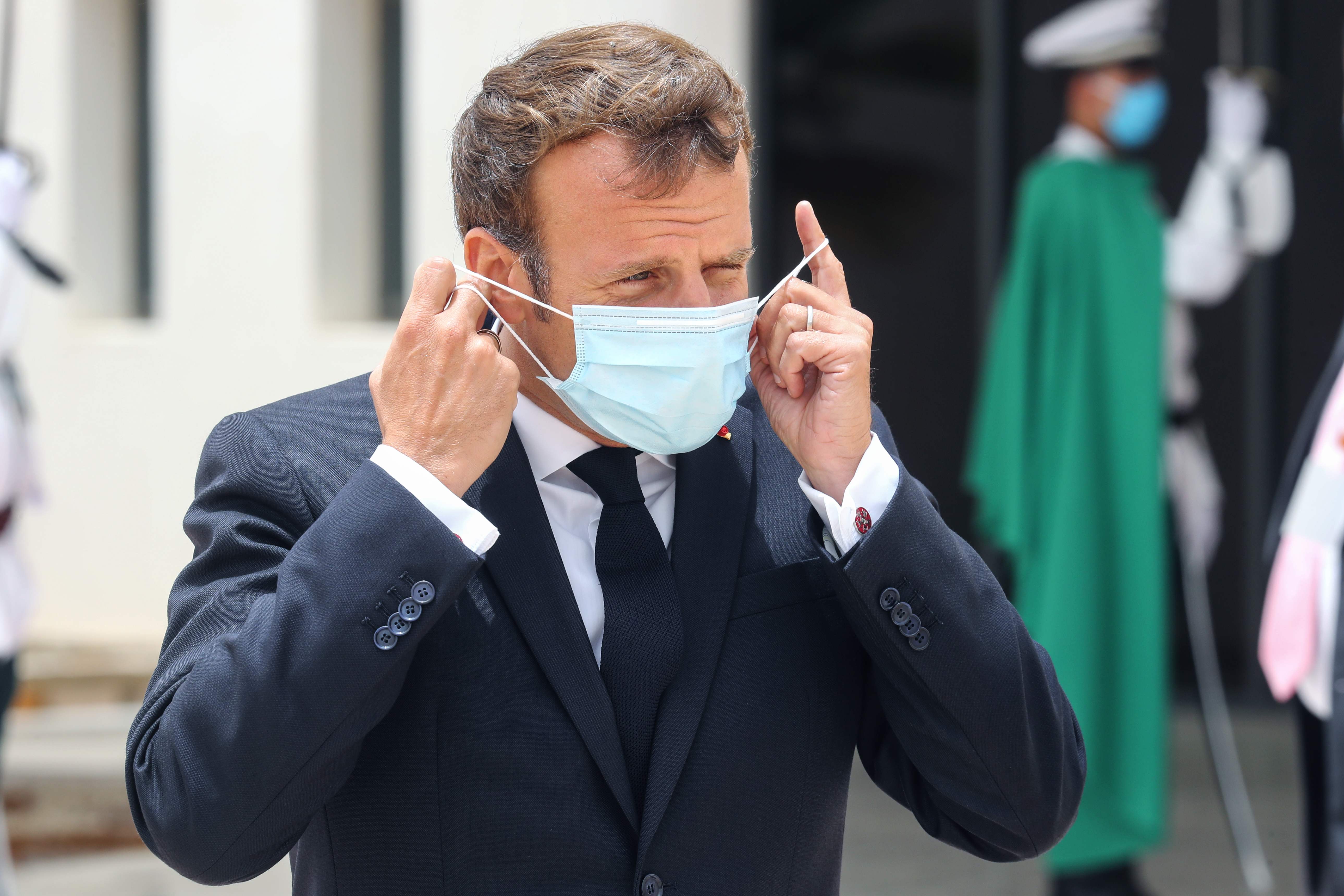 Presiden Prancis Emmanuel Macron mengenakan masker