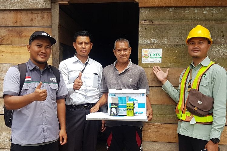 Petugas dari PT SUN akan memasang listrik tenaga surya di rumah salah seorang warga di daerah terpencil.