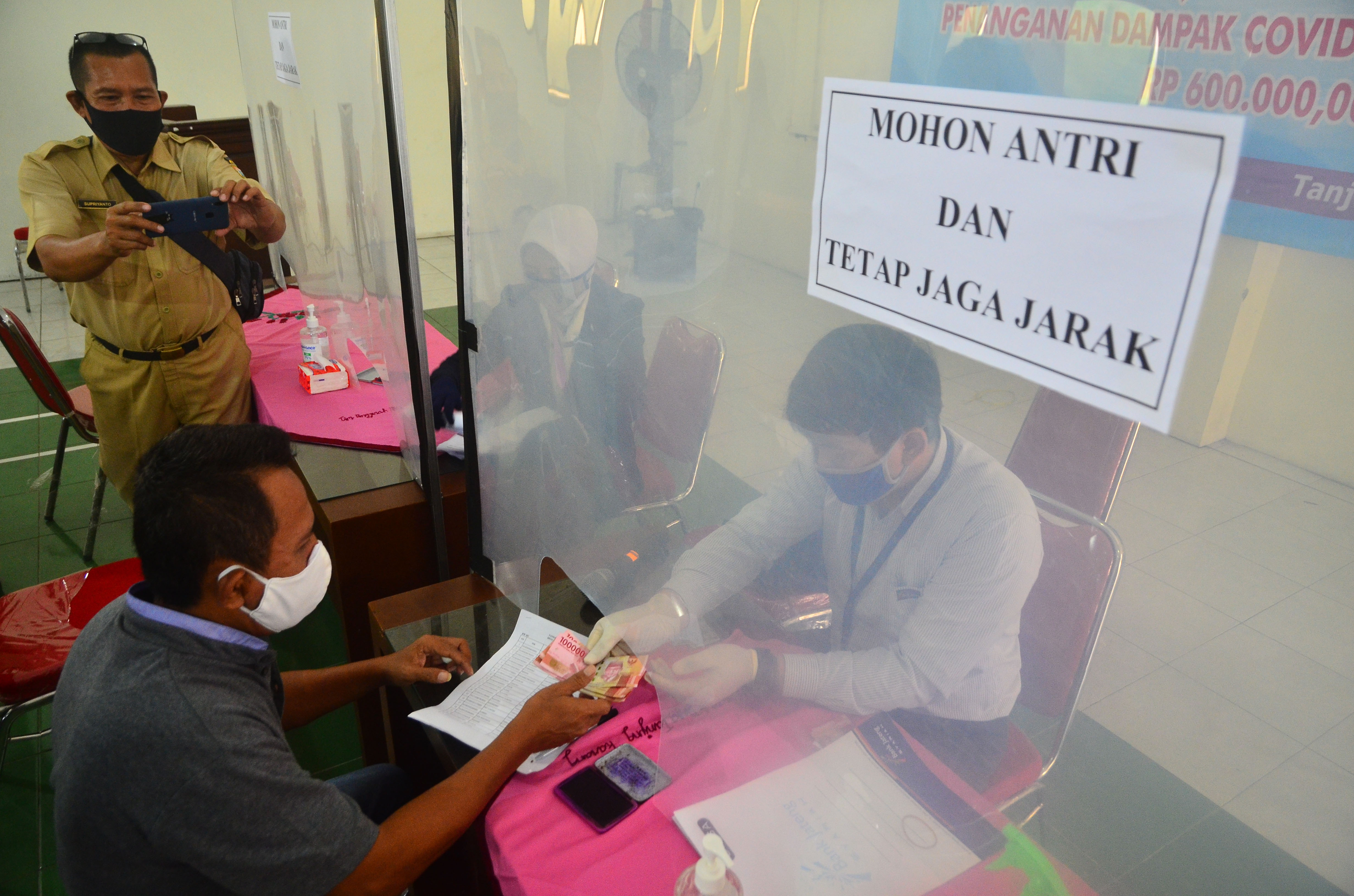 Warga Desa Tanjungkarang, Jawa Tengah, menerima BLT Dana Desa di tengah pandemi.