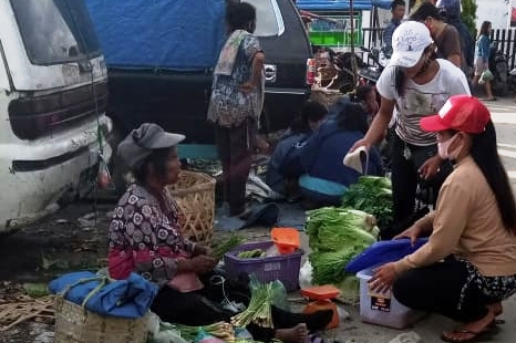 Pengunjung pasar tradisional Tarutung sepi pengguna masker, Sabtu (18/7).