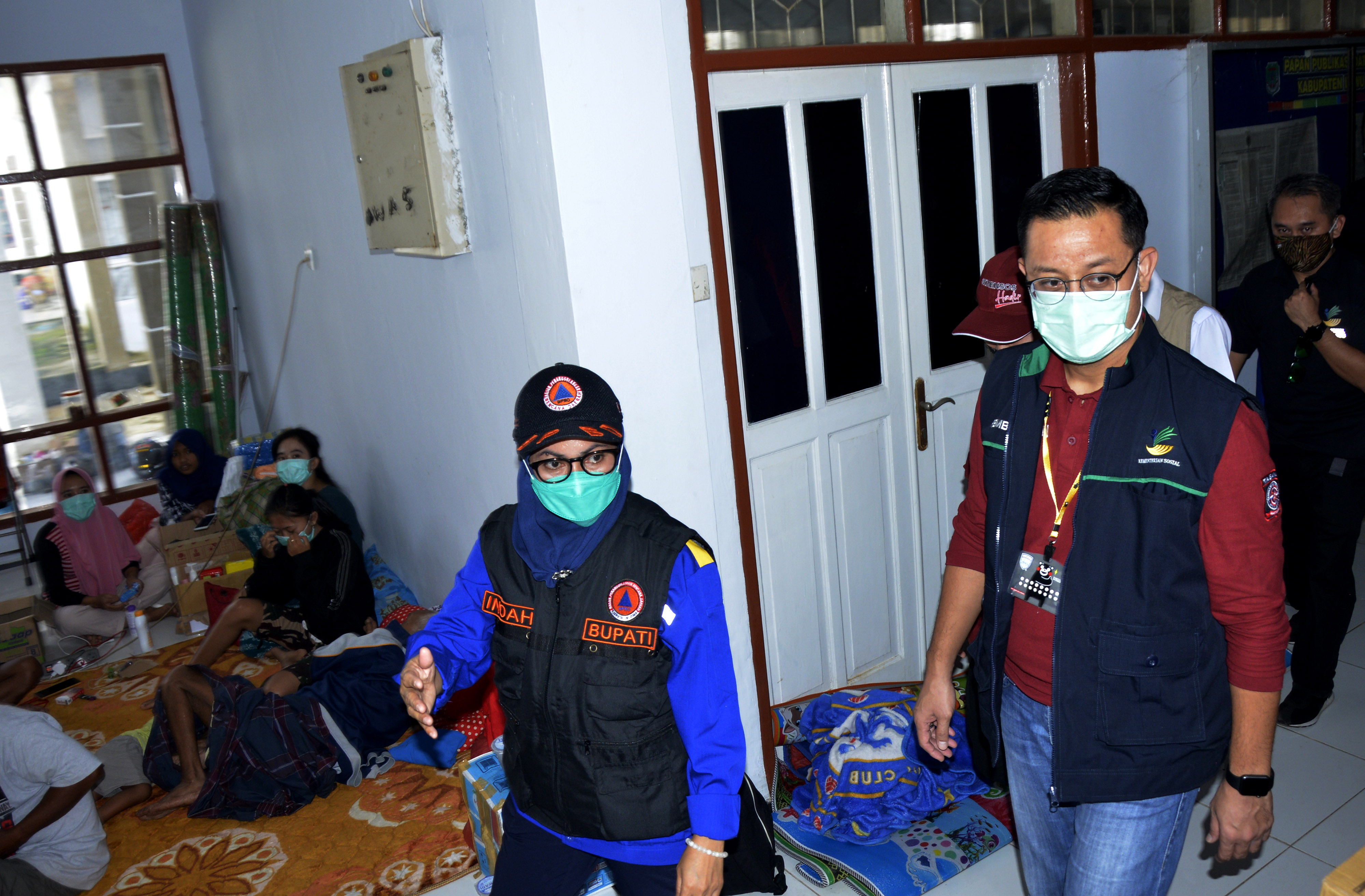 Menteri Sosial Juliari P Batubara (kanan) berkunjung ke posko pengungsian di Masamba, Kabupaten Luwu Utara, Sulawesi Selatan, Jumat (17/7).