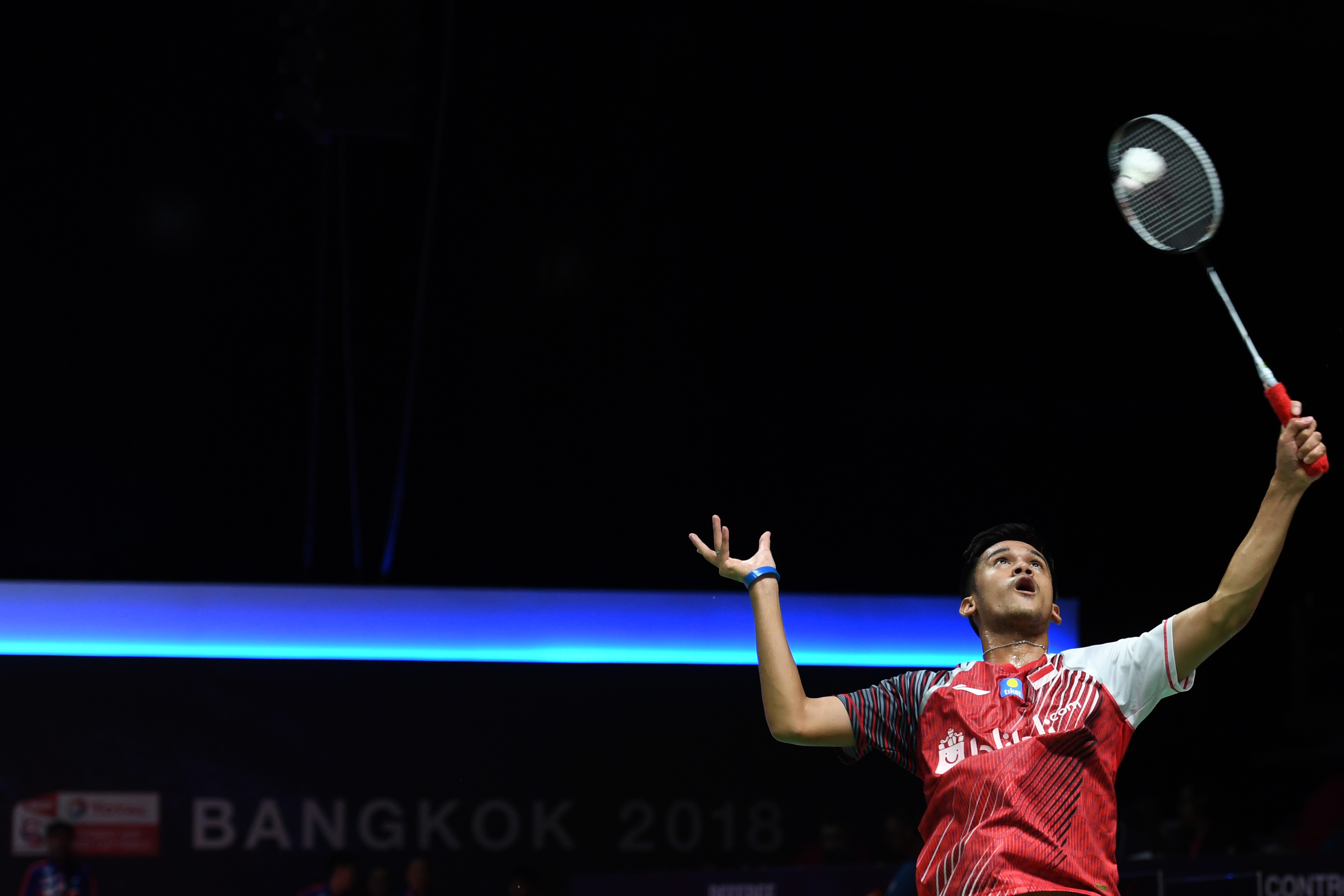 Pebulu tangkis Indonesia, Firman Abdul Kholik, saat beraksi dalam babak penyisihan Piala Thomas dan Uber.