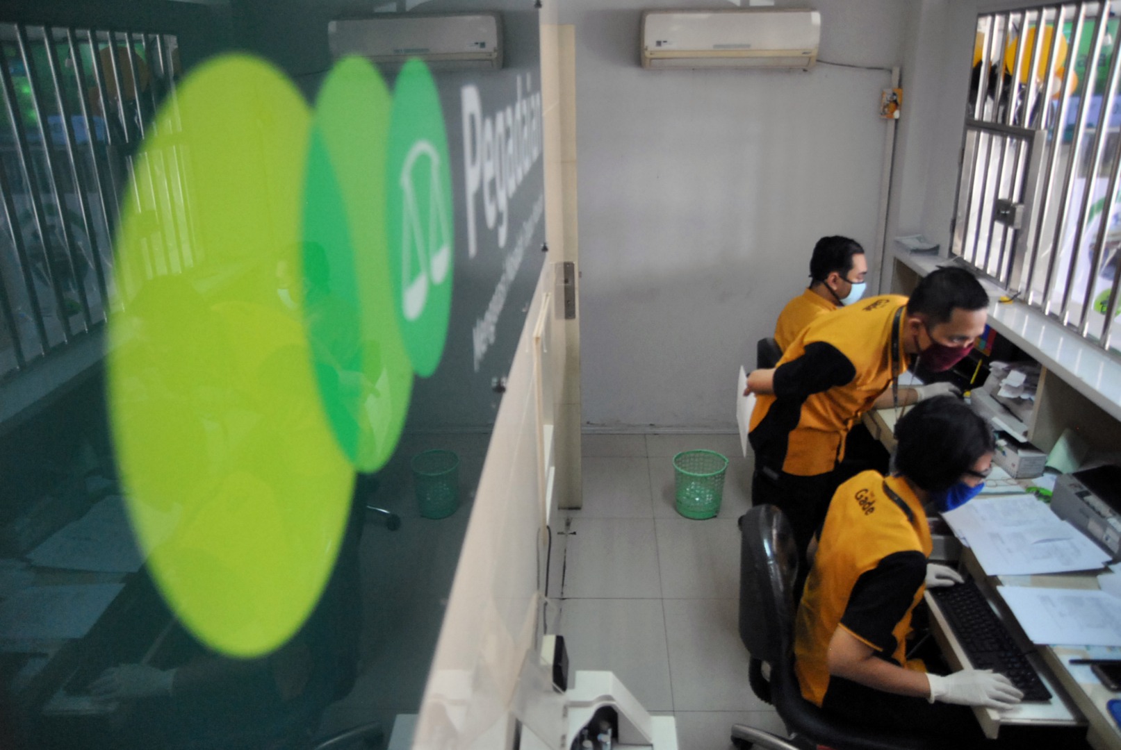  Pegawai Pegadaian melayani nasabah melakukan transaksi di Kantor Cabang Pegadaian Bogor, jalan Juanda, Kota Bogor