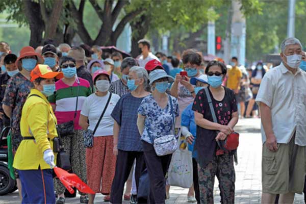 Warga antre tes swab untuk mendeteksi infeksi covid-19 di Beijing