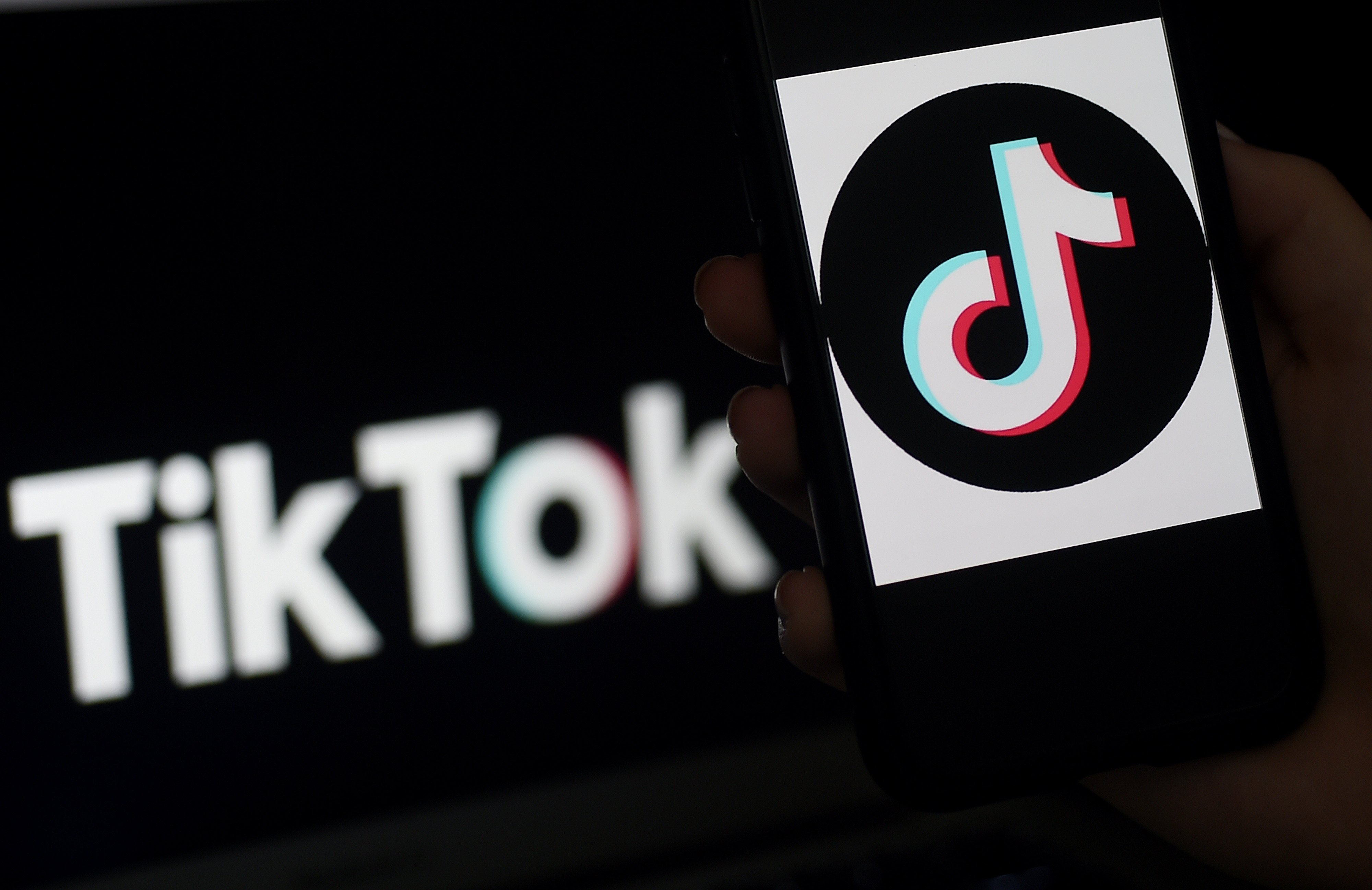 Logo Tiktok terlihat di sebuah ponsel