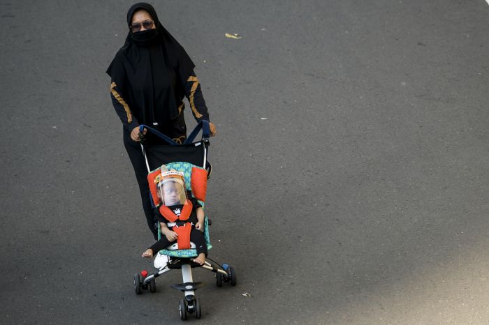 Warga berolahraga saat Car Free Day (CFD) di masa PSBB Transisi (21/6/2020) 