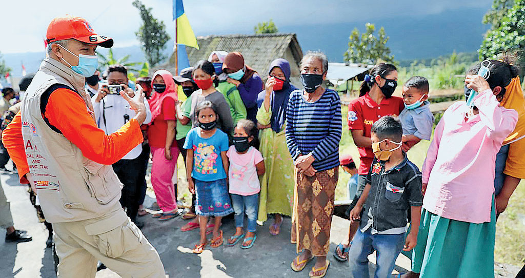 Gubernur Jawa Tengah Ganjar Pranowo (kiri) berdialog dengan warga di Desa Tegalmulyo, Kemalang, Klaten, Jawa Tengah,