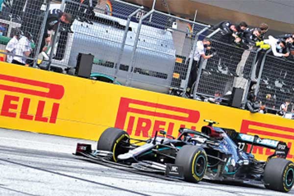 Pembalap Mercedes Lewis Hamilton disambut timnya seusai menjuarai GP Styria yang berlangsung di Sirkuit Red Bull, Austria