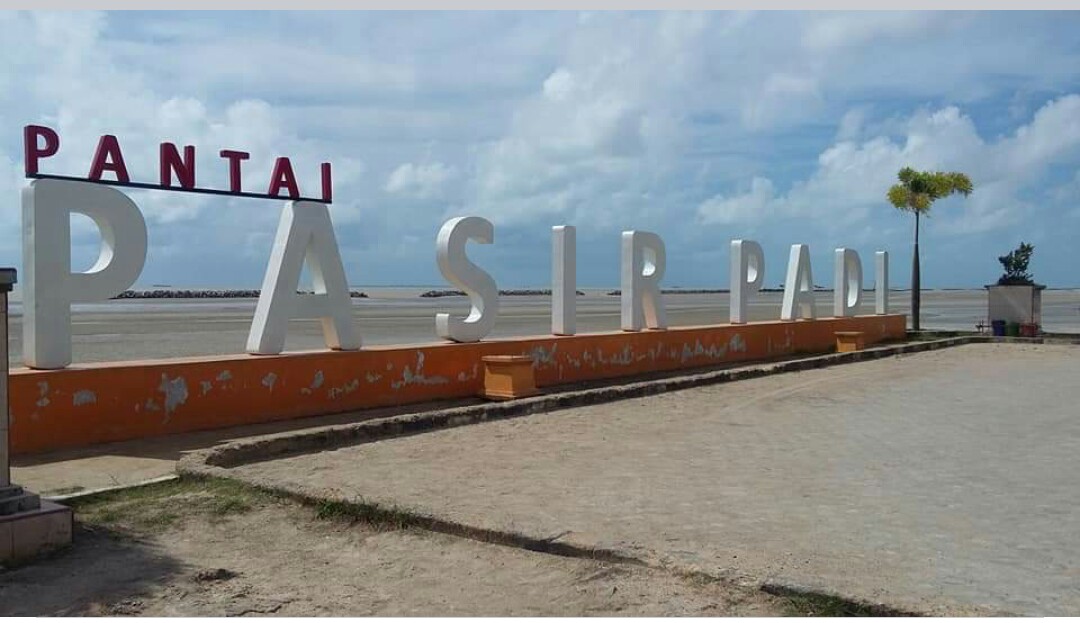 Pantai Pasir Padi di Kota Pangkalpinang, Provinsi Babel menjadi salah satu destinasi wisata andalan.
