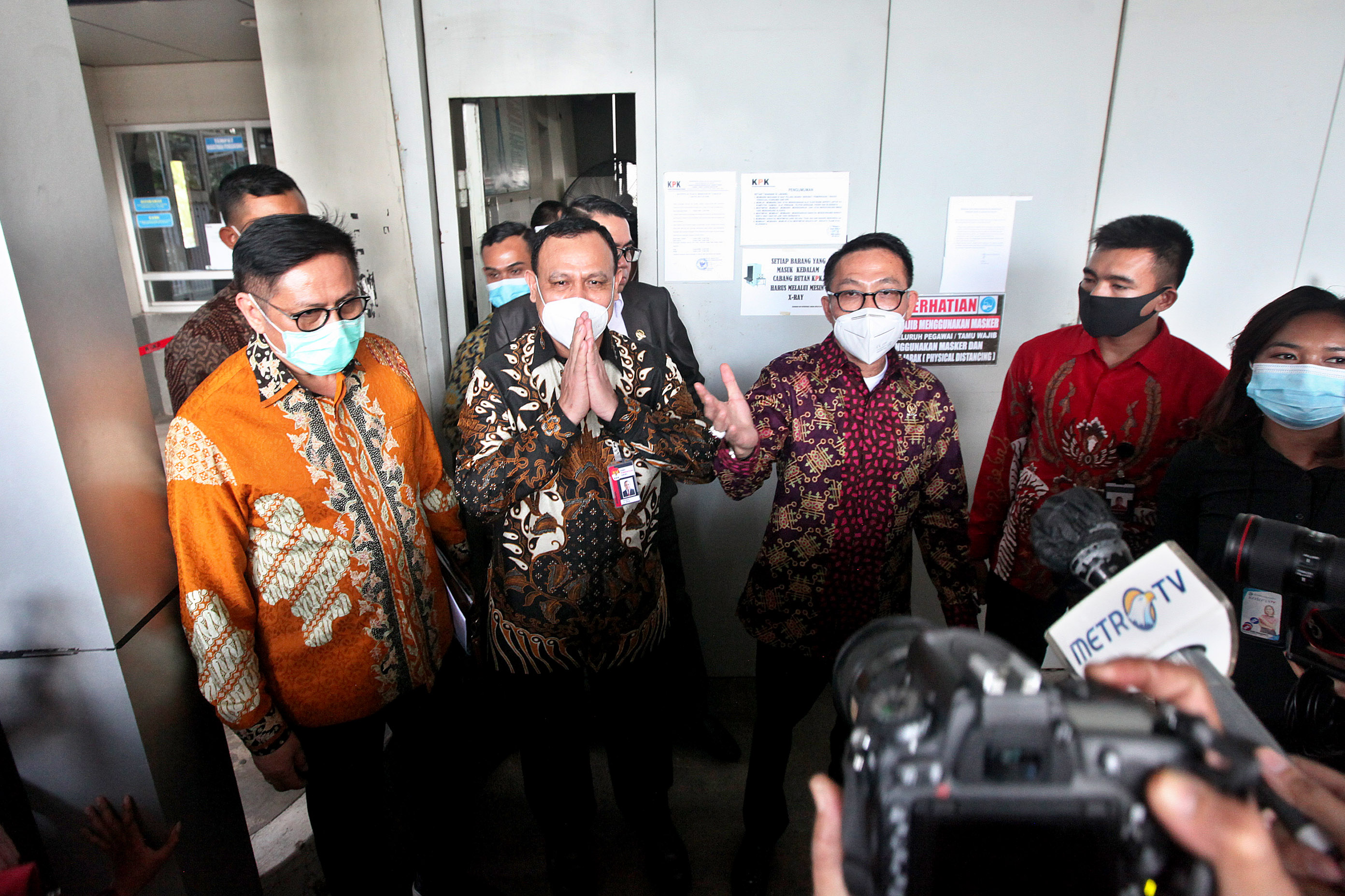 Ketua Komisi Pemberantasan Korupsi (KPK) Firly Bahuri (kedua kiri) mendampingi Ketua Komisi III Herman Herry (kedua kanan).