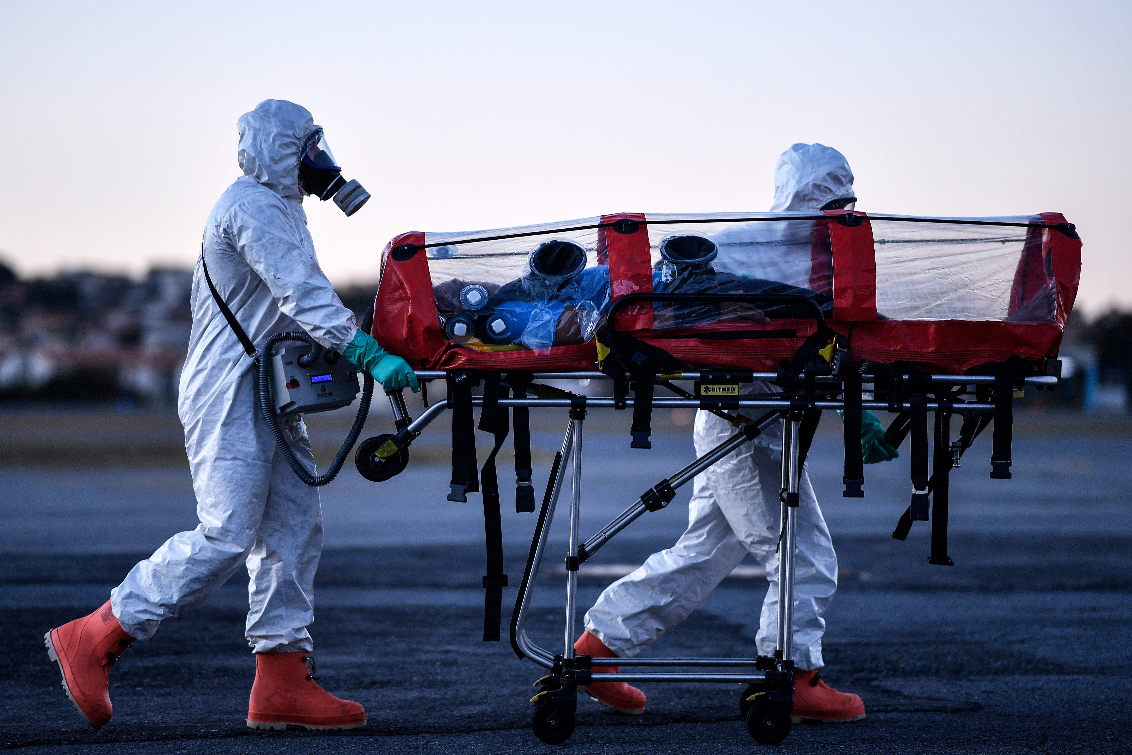 Personel militer Brasil mendemonstrasikan penggunaan tandu isolasi untuk memindahkan pasien covid-19.