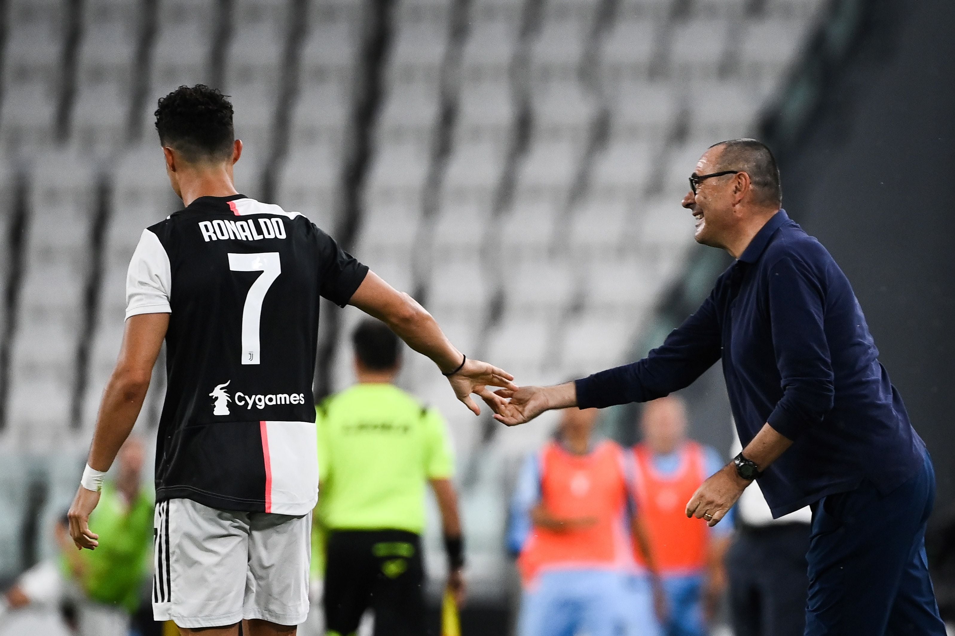 Maurizio Sarri memberi selamat pada Cristiano Ronaldo 