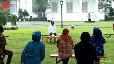 Presiden Joko Widodo (Jokowi) saat menyerahkan bantuan modal kerja kepada pedagang kecil di halaman Istana Kepresidenan Bogor, Jawa Barat.