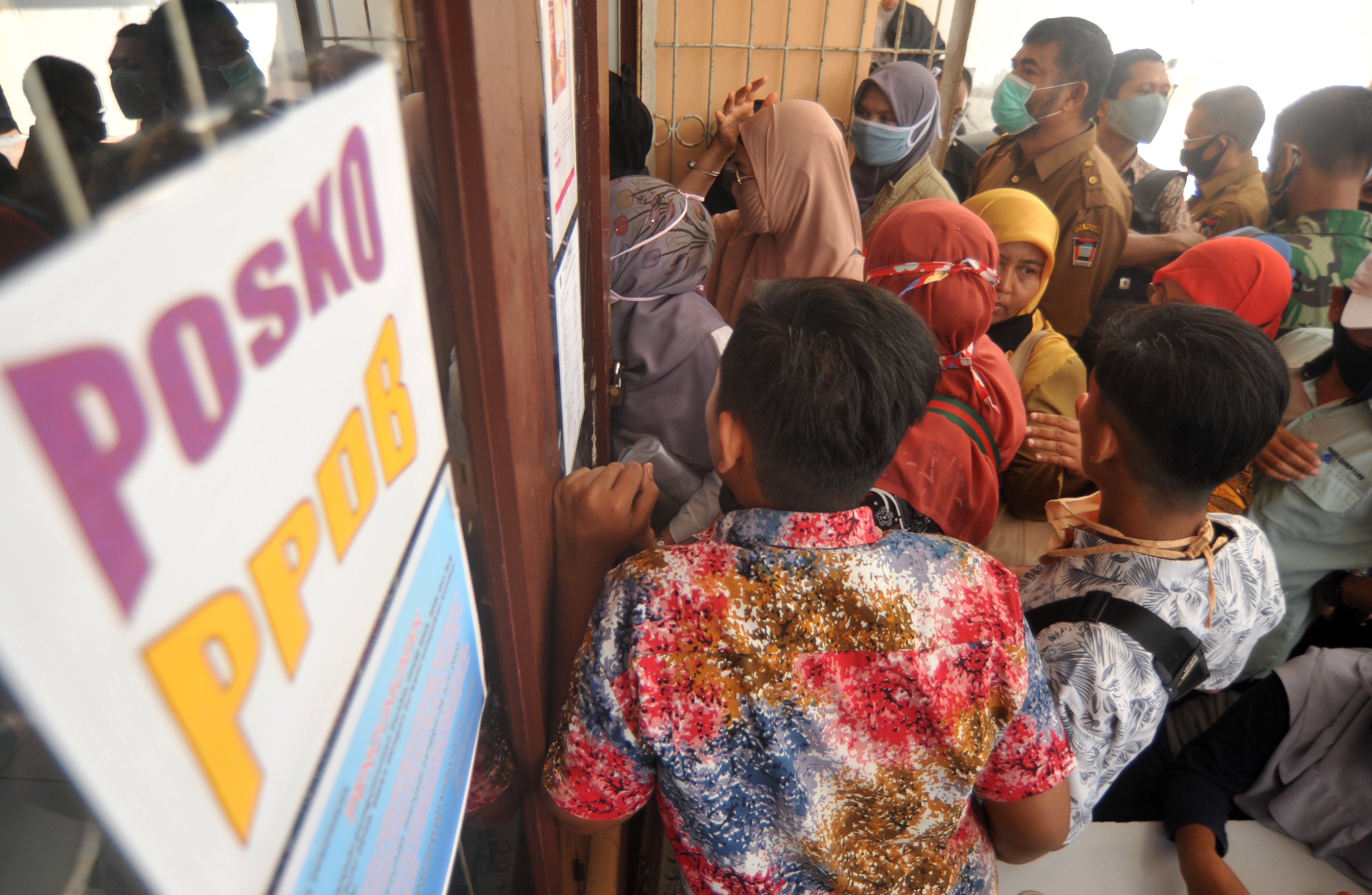 Sejumlah orang tua murid mendatangi Posko PPDB di Kantor Dinas Pendidikan Sumatera Barat, di Padang, Senin (6/7/2020)