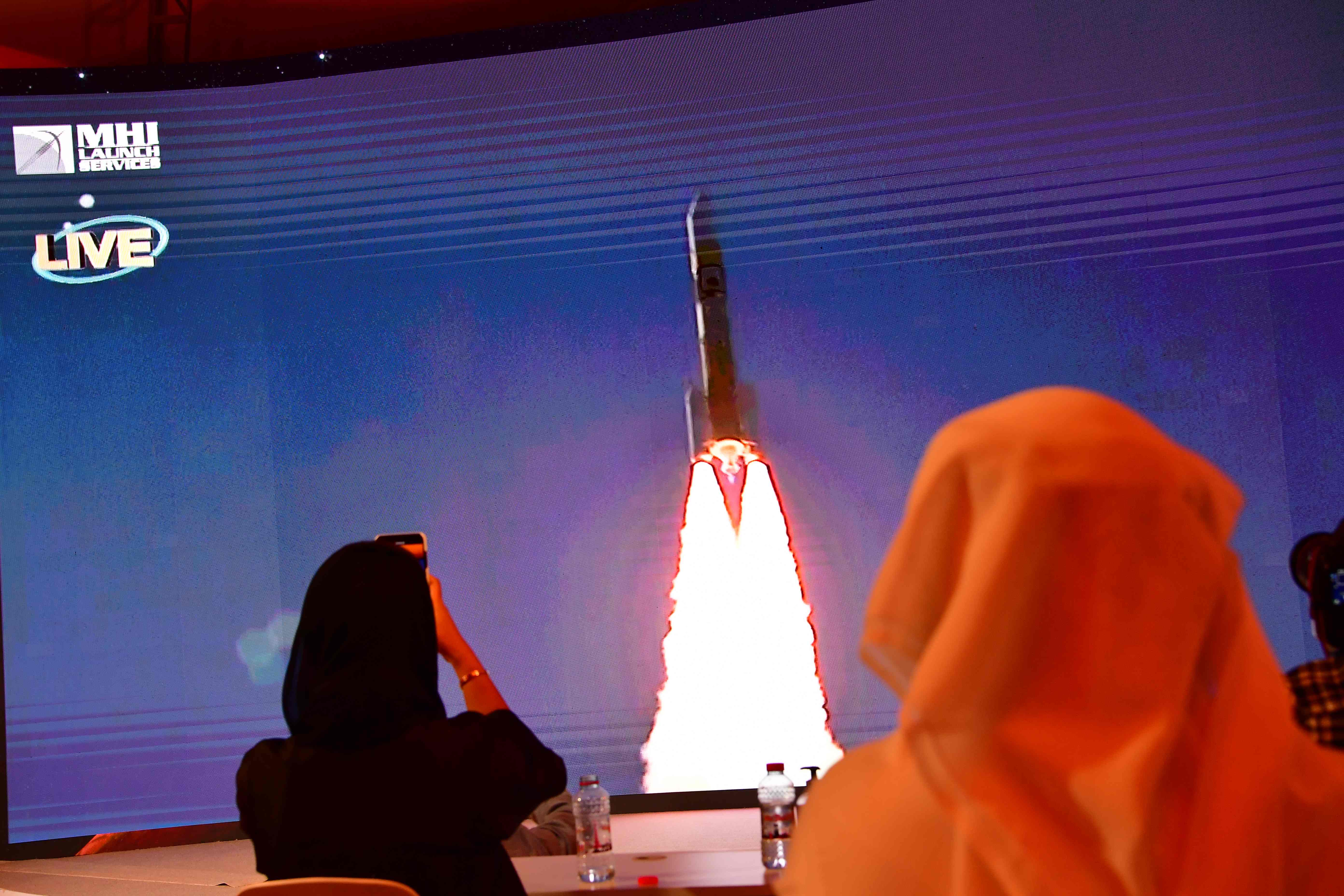 Sejumlah orang menyaksikan peluncuran probe Hope dari Mohammed Bin Rashid Space Centre, Dubai, UEA.