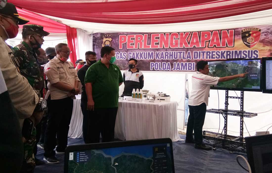 Manager Business Government Enterprise Service PT Telkom Jambi Irsyad memaparkan tentang aplikasi asap digital di Jambi. 