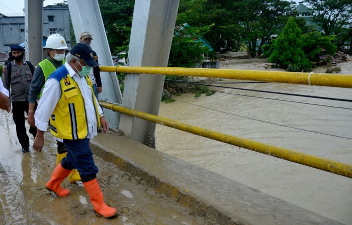 Menteri PUPR Basuki Hadimuljono saat meninjau lokasi banjir bandang di Masamba, Kabupaten Luwu Utara, Kamis (16/7/2020)