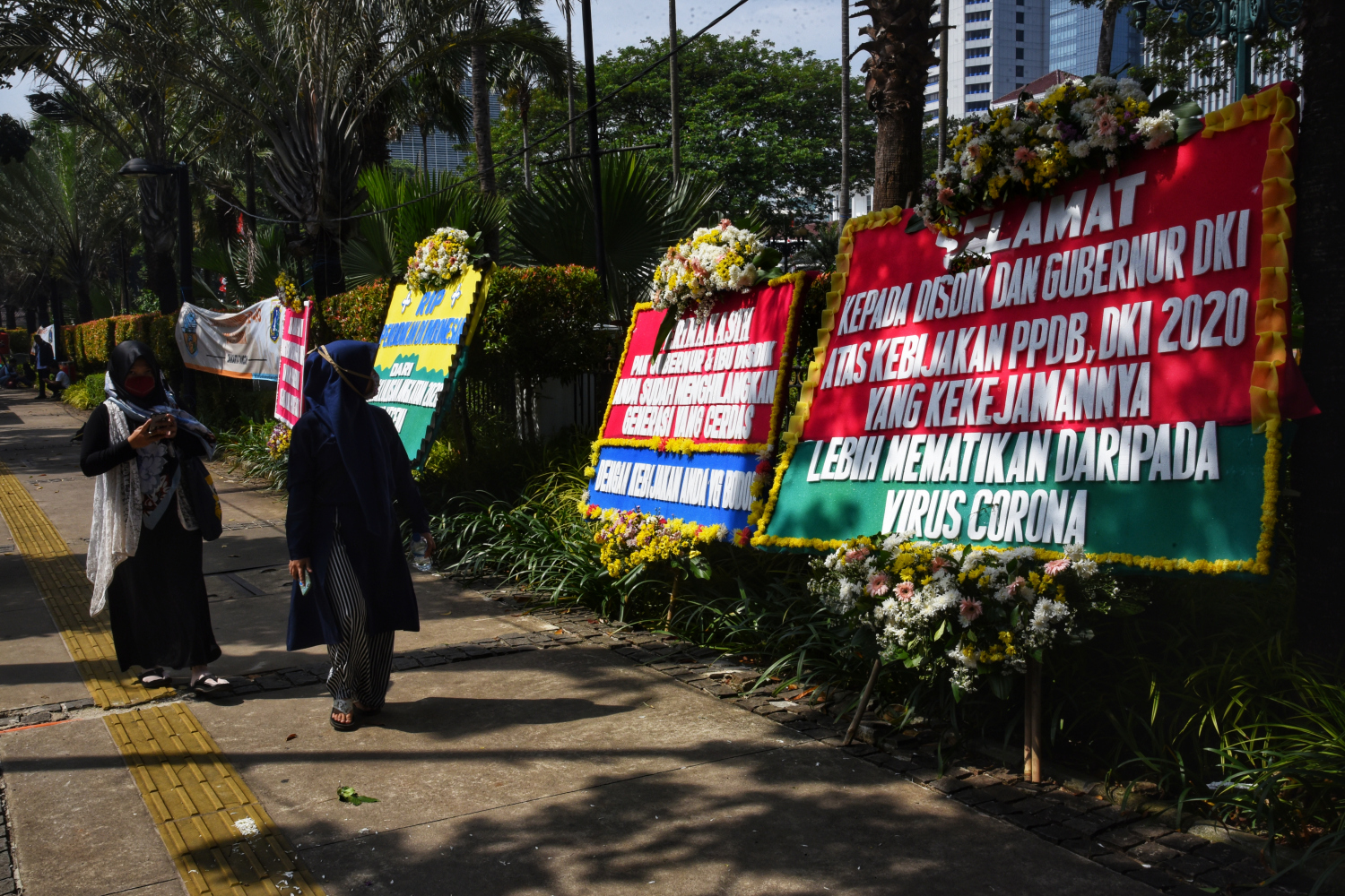  Karangan bunga di depan Balai Kota DKI Jakarta, sebagai bentuk kekecewaan dari para orang tua murid.
