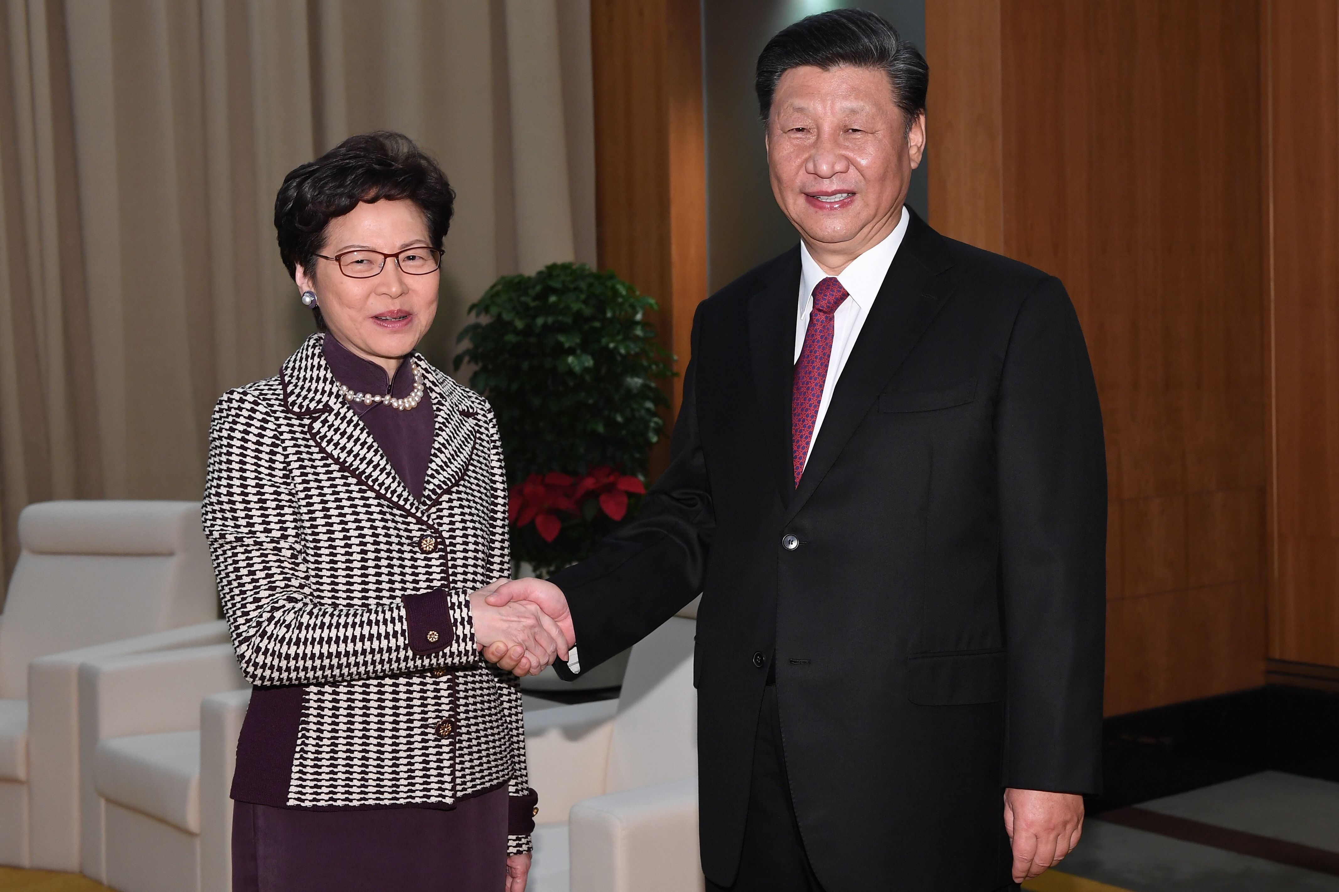 Pemimpin eksekutif Hong Kong Carrie Lam bertemu dengan Presiden Tiongkok Xi Jinping, 2019 silam