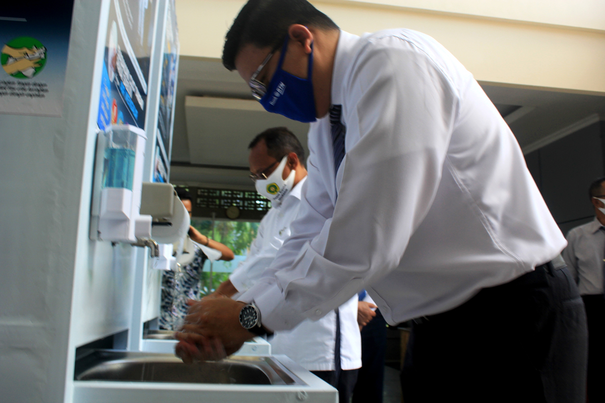  PT Bank Tabungan Negara (Persero) Tbk. Cabang Kupang, Nusa  Tenggara Timur menyerahkan lima wastafel portabel ke Undana, Senin (6/7/2020)