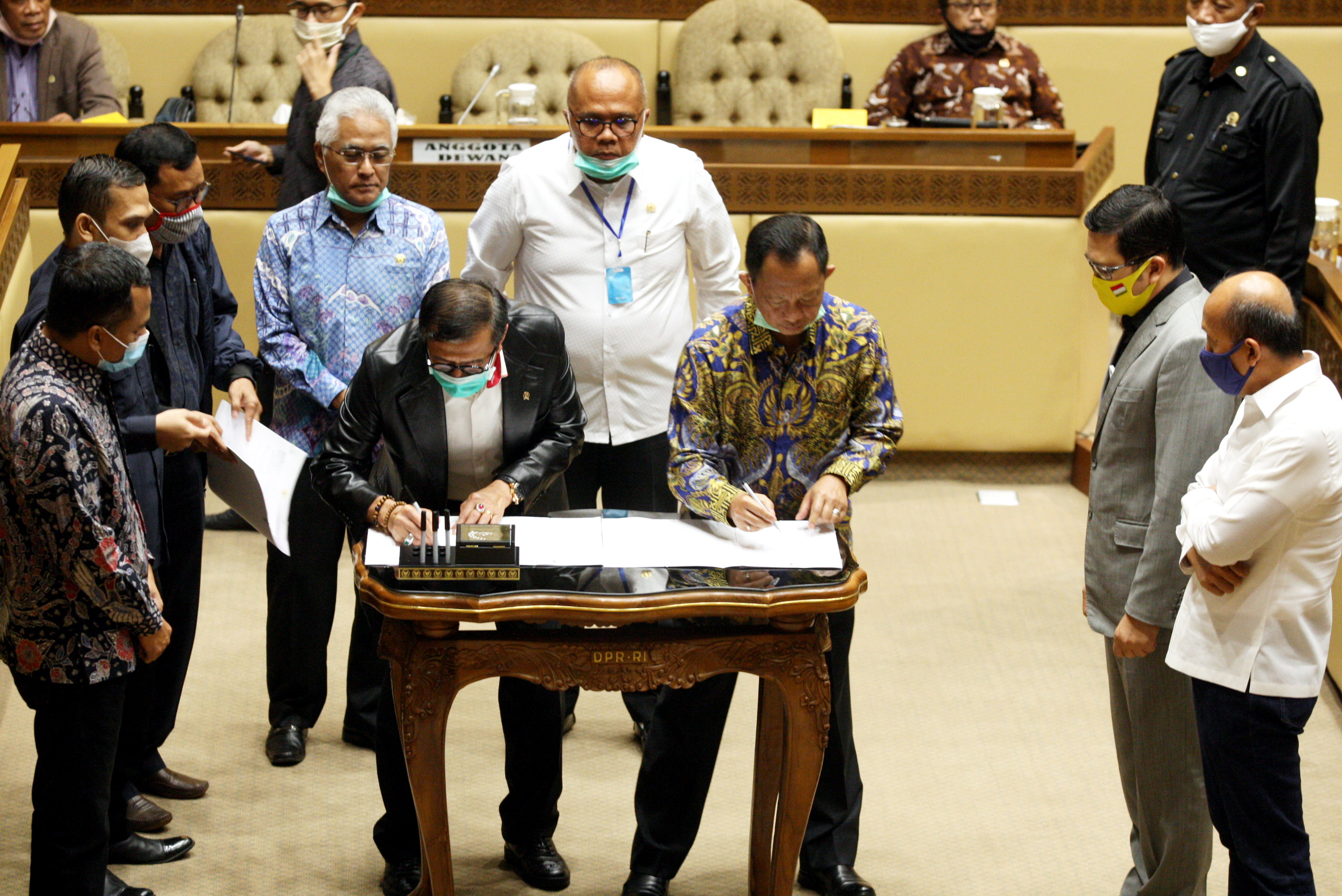 Mendagri Tito Karnavian dan Menkumham Yasonna Laoly menandatangani draf Perppu tentang Pilkada.