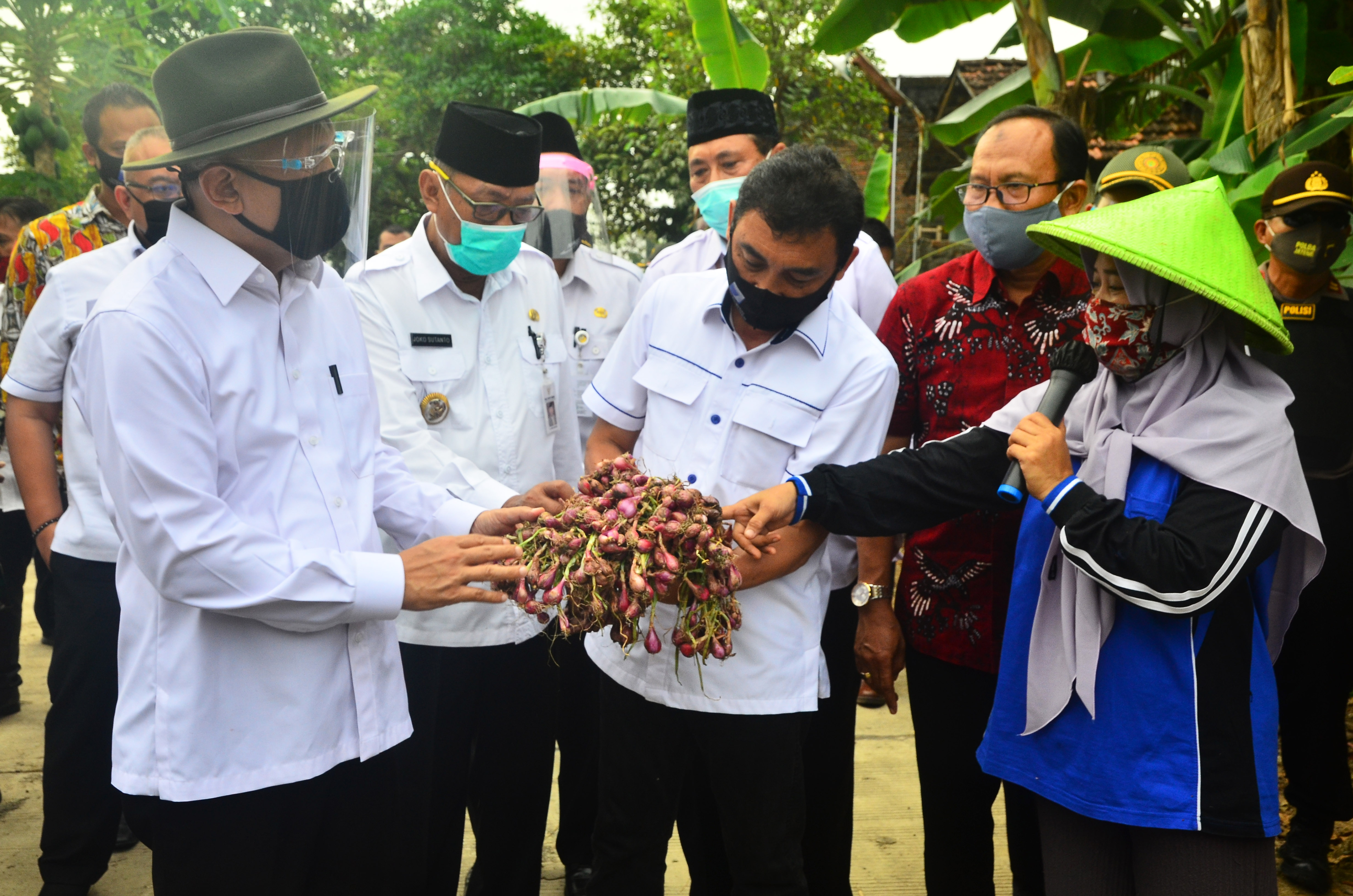 Menteri Koperasi dan Usaha Kecil Menengah (UKM) Teten Masduki (kiri) berdialog dengan petani bawang merah saat kunjungan kerja di Demak