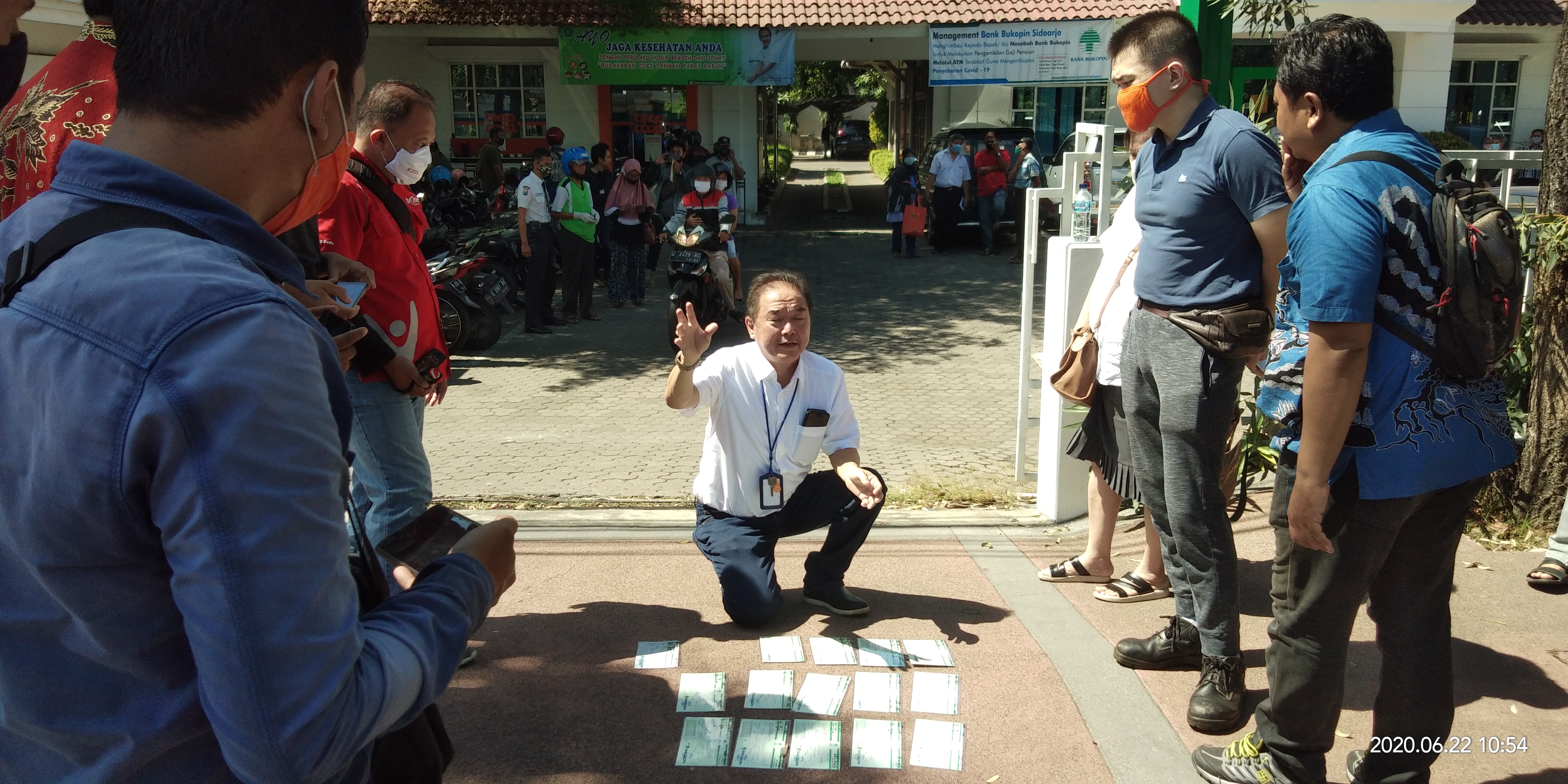 Sejumlah nasabah Bank Bukopin Cabang Sidoarjo kesulitan mencairkan dananya yang disimpan di bank tersebut, pada 22 Juni lalu.