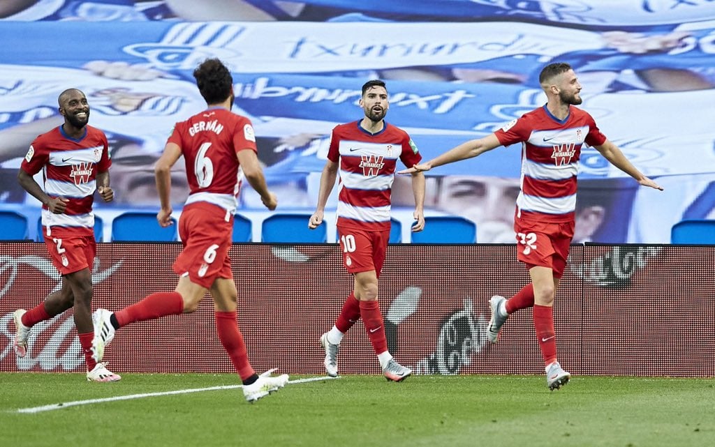 Para pemain Granada melakukan selebrasi usai mencetak gol ke gawang Real Sociedad.