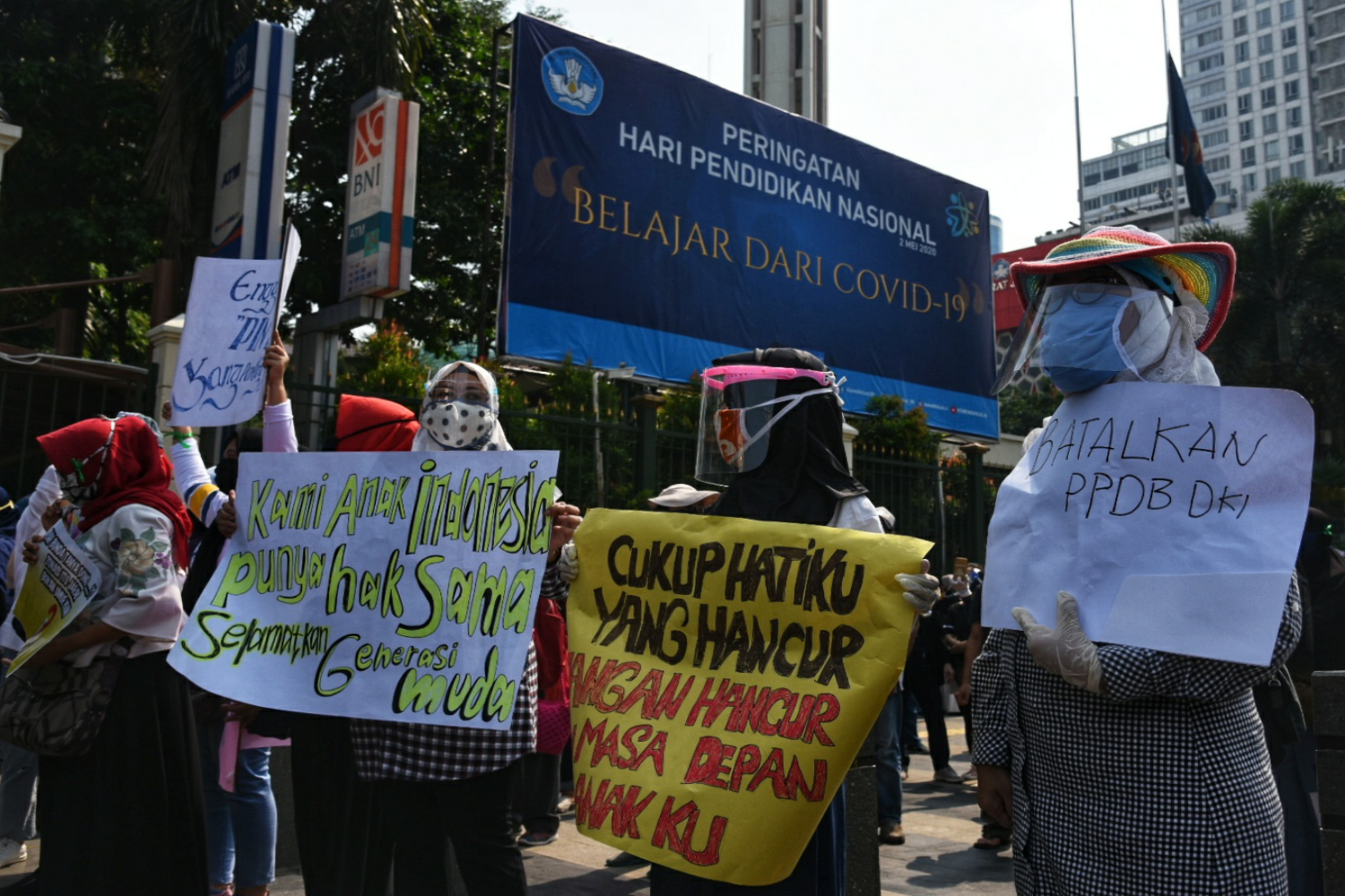 Orang tua murid memprotes pelaksanaan PPDB di depan kantor Kemendikbud.