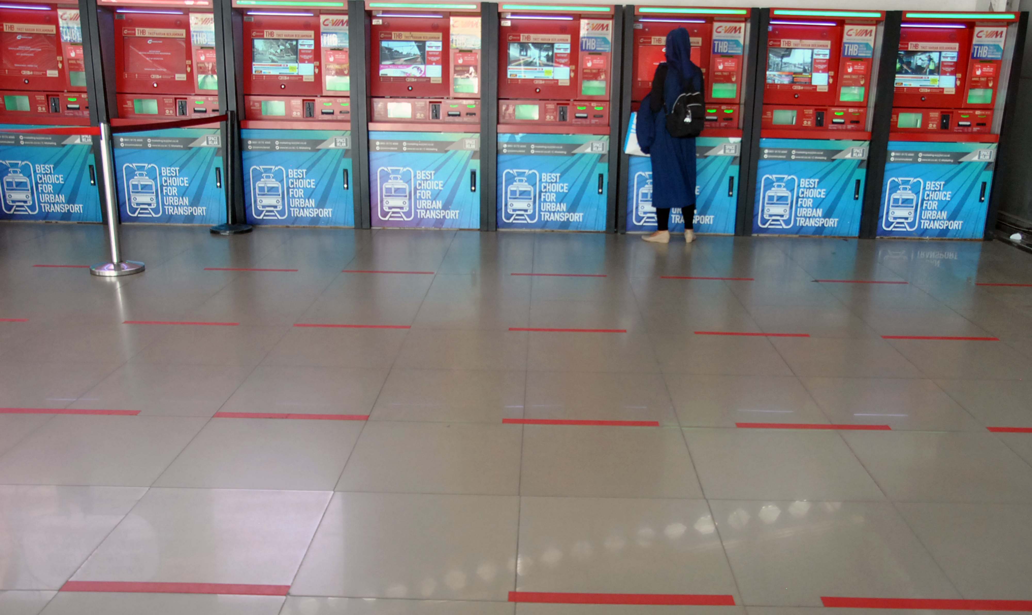 Calon penumpang KRL Commuter Line membeli tiket di Stasiun Bogor, Jawa Barat,