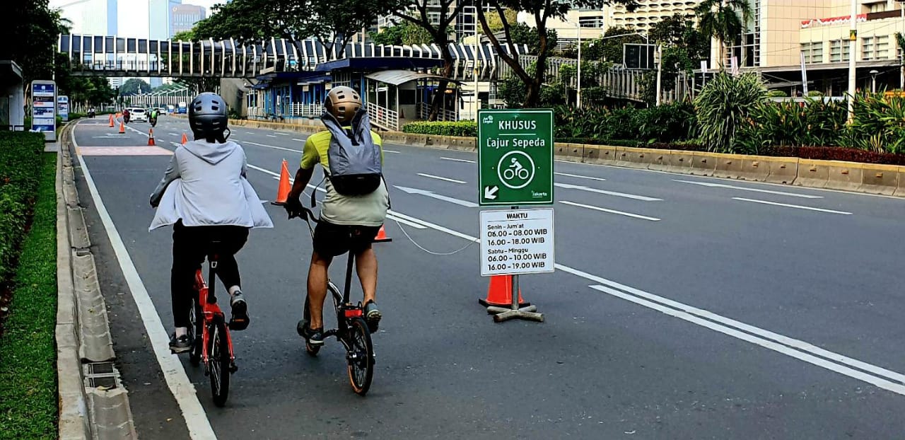 Pesepeda di jalanan ibukota Jakarta