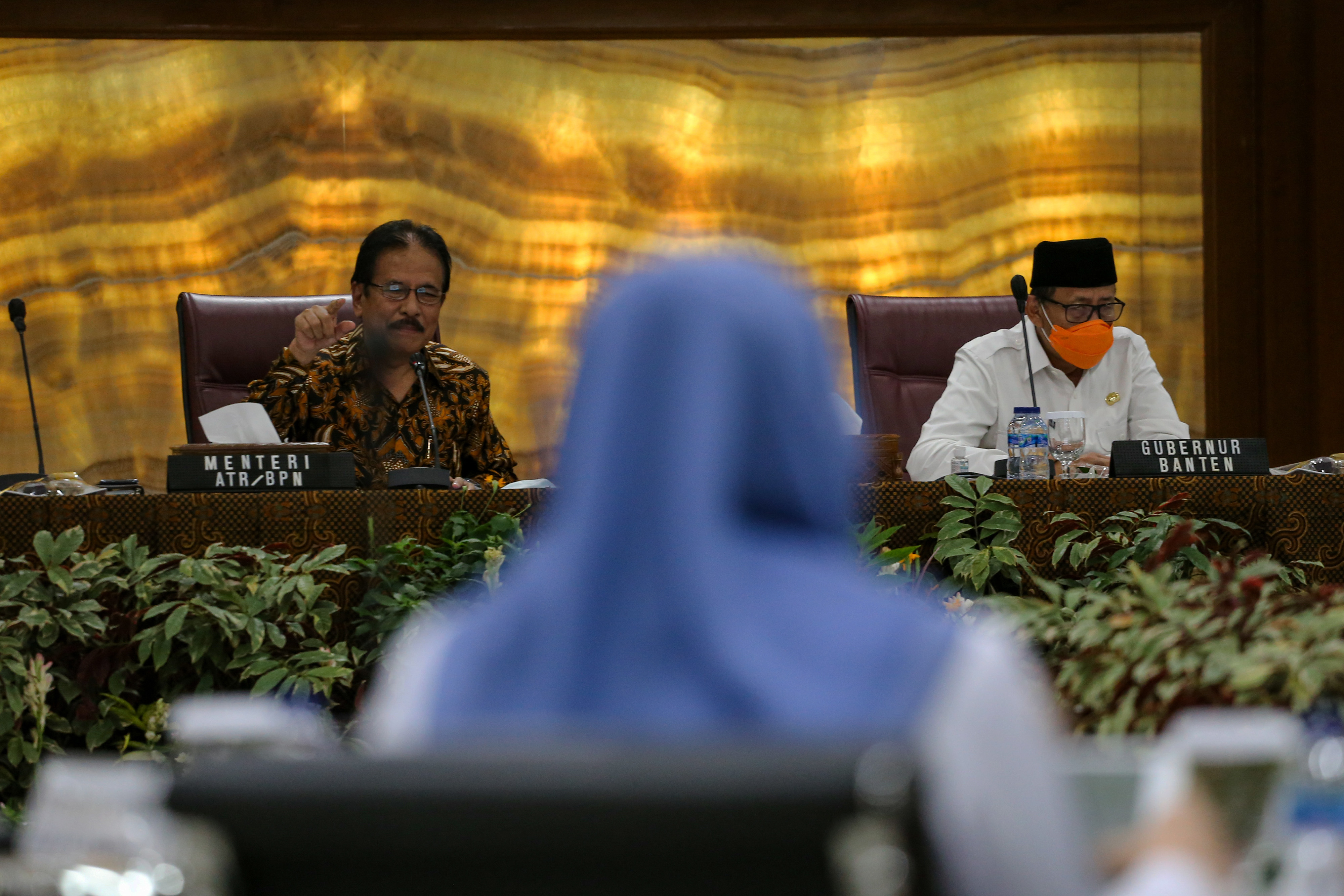 Menteri ATR/Kepala BPN Sofyan Djalil (kiri) dan Gubernur Banten Wahidin Halim (kanan) memberikan paparan saat rapat.