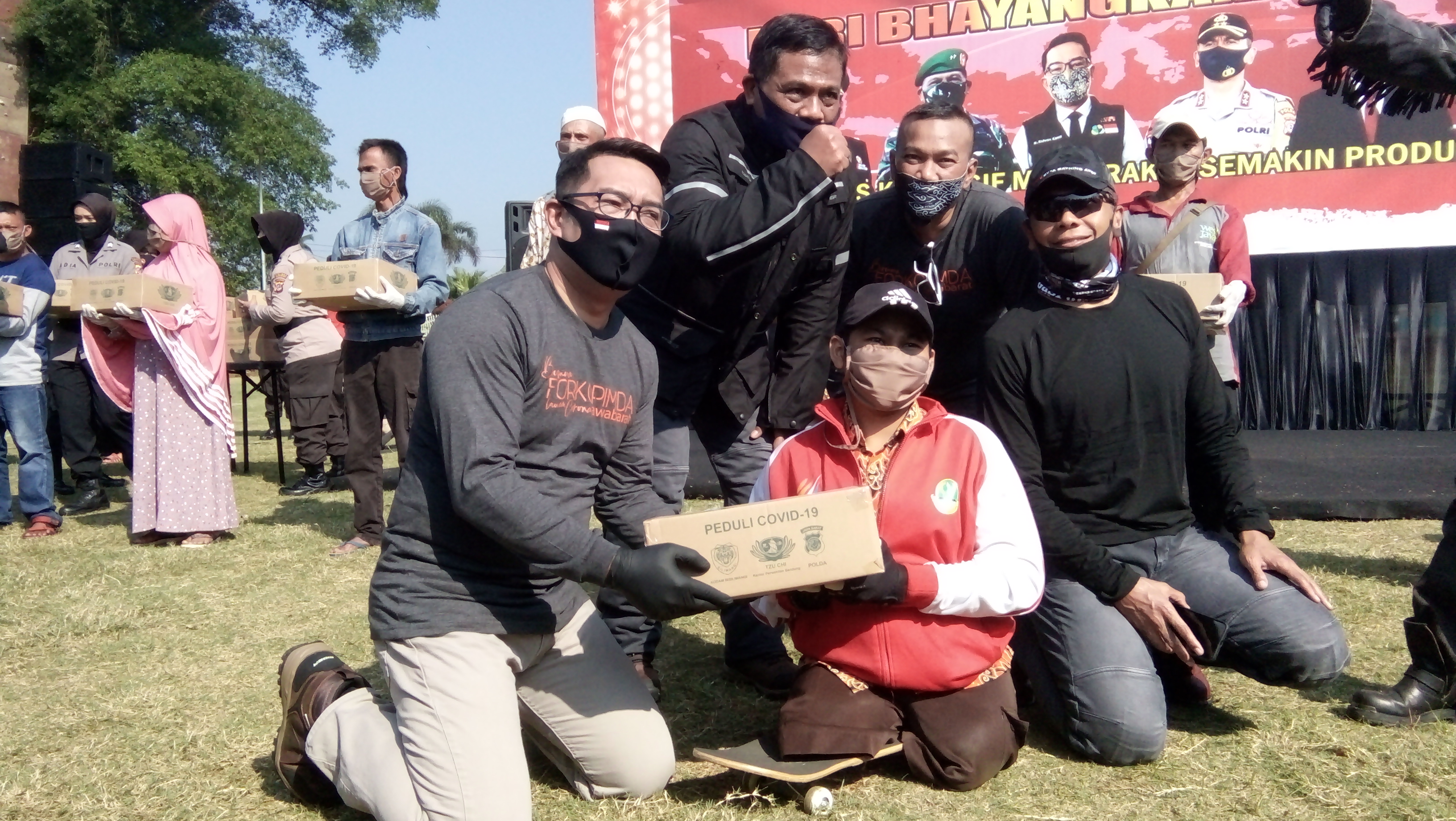 Gubernur Jabar Ridwan Kamil bersama Kapolda Jabar dan Pangdam III Siliwiangi touring dan membagikan sembako di Tasikmalaya, Minggu (5/7/2020