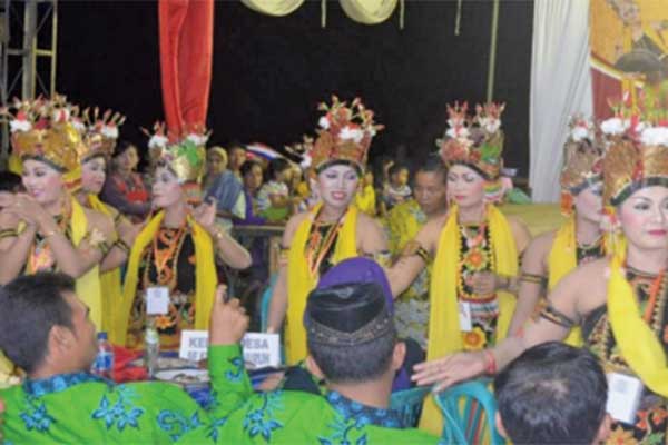 Gebyar Gandrung yang digelar setiap tahun oleh Paguyuban Pecinta Gandrung Profesional Lestari Budaya Banyuwangi.