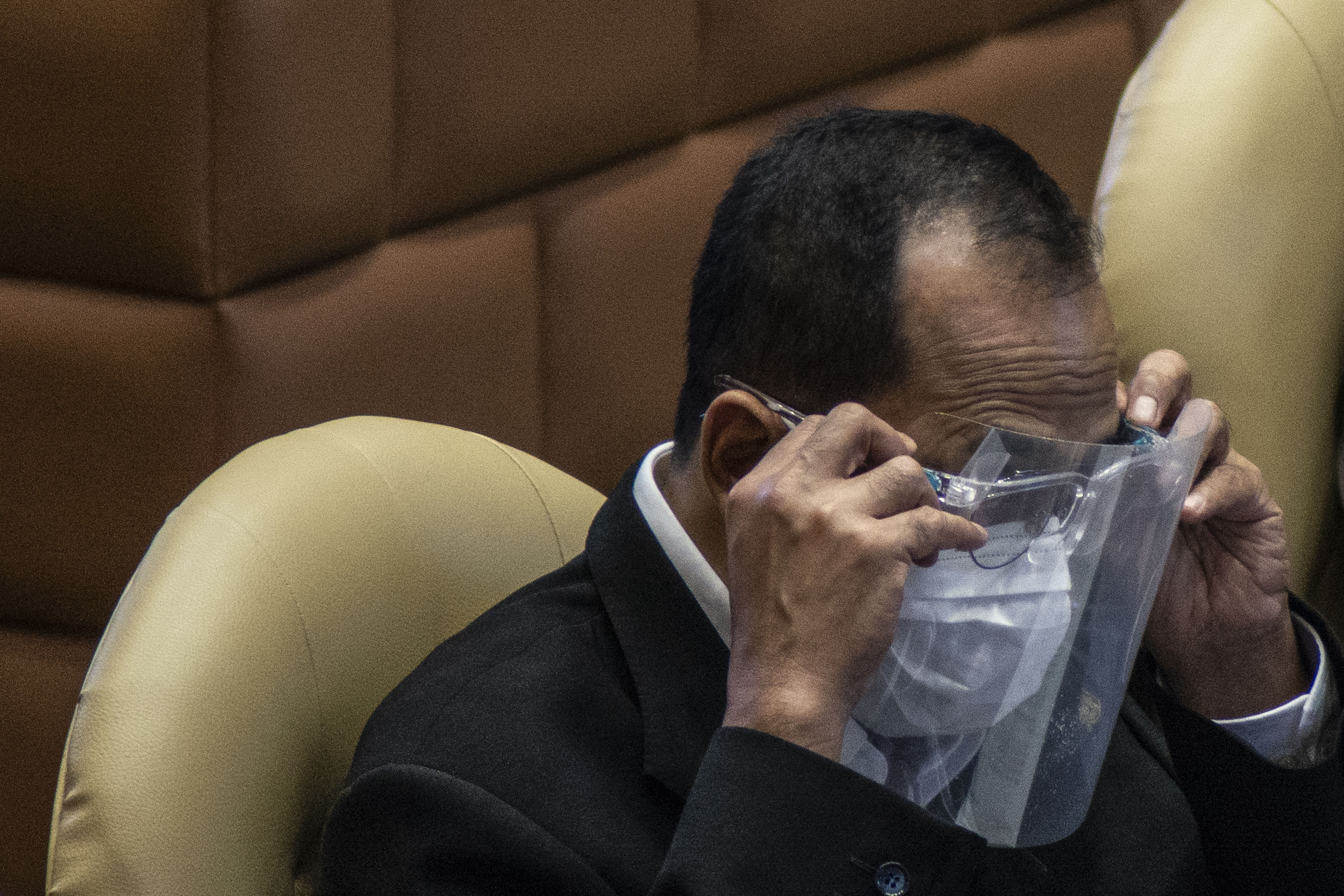 Menteri Perhubungan Budi Karya Sumadi menggunakan pelindung wajah saat rapat dengar pendapat dengan Komisi V DPR.