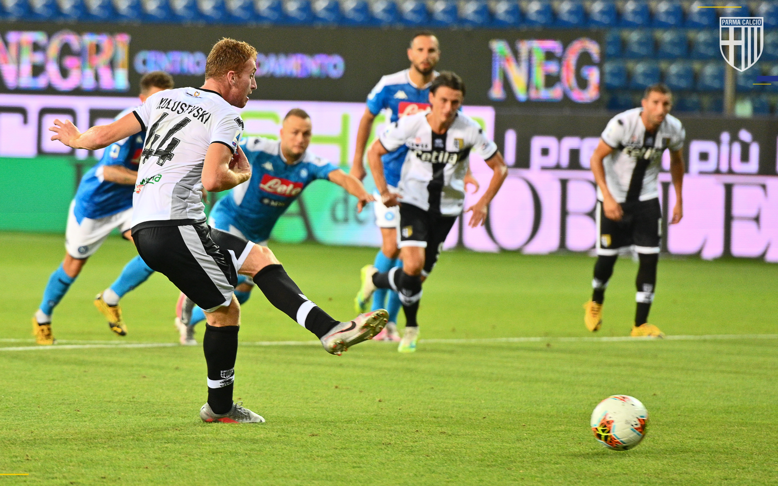 Dejan Kulusevski mencetak gol dari titik penalti yang memastikan kemenangan Parma atas Napoli di laga Serie A.